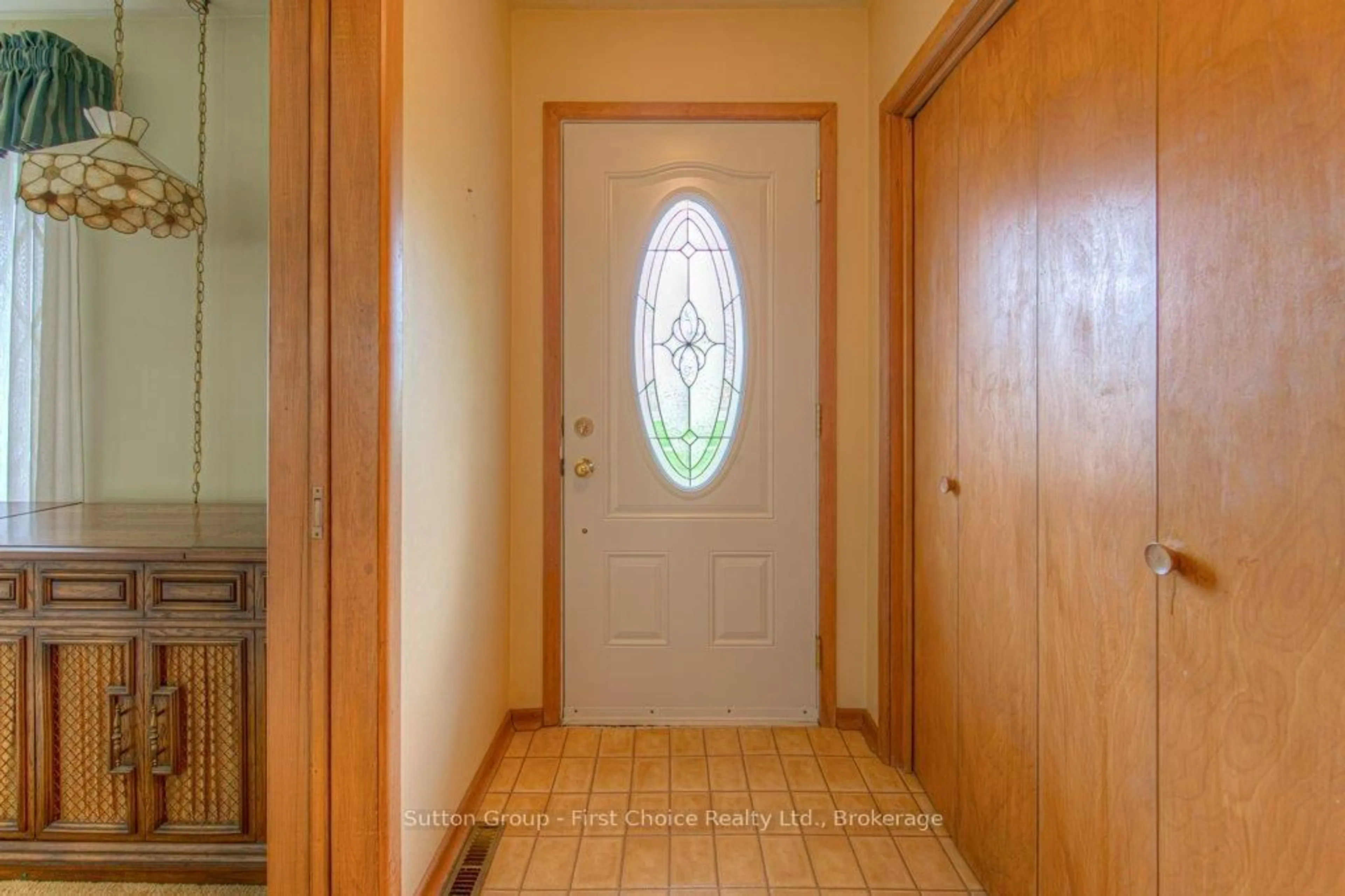 Indoor entryway for 77 Huron Rd, Perth South Ontario N0K 1X0