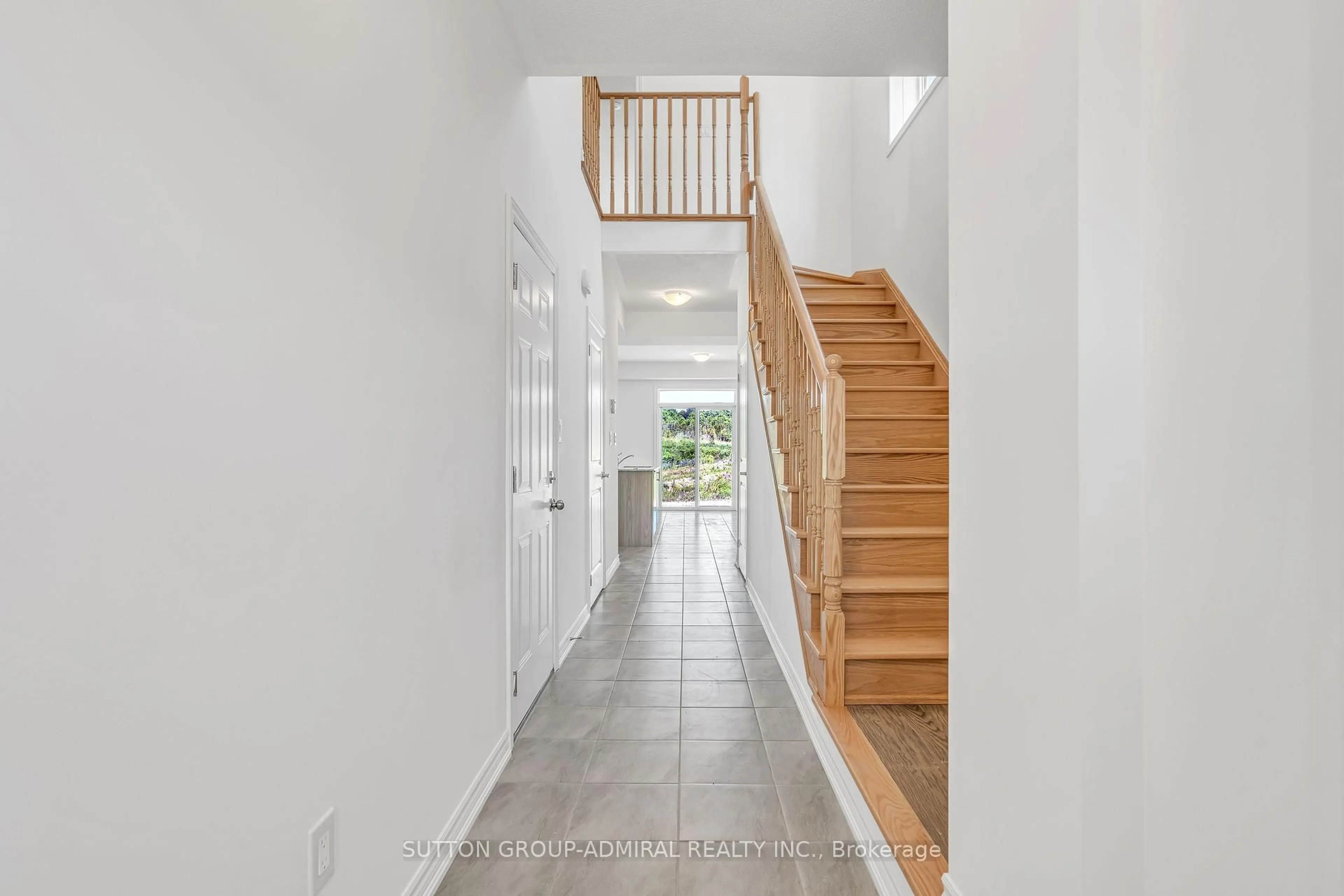 Indoor foyer for 32 Hillcroft Way, Kawartha Lakes Ontario K0M 1A0