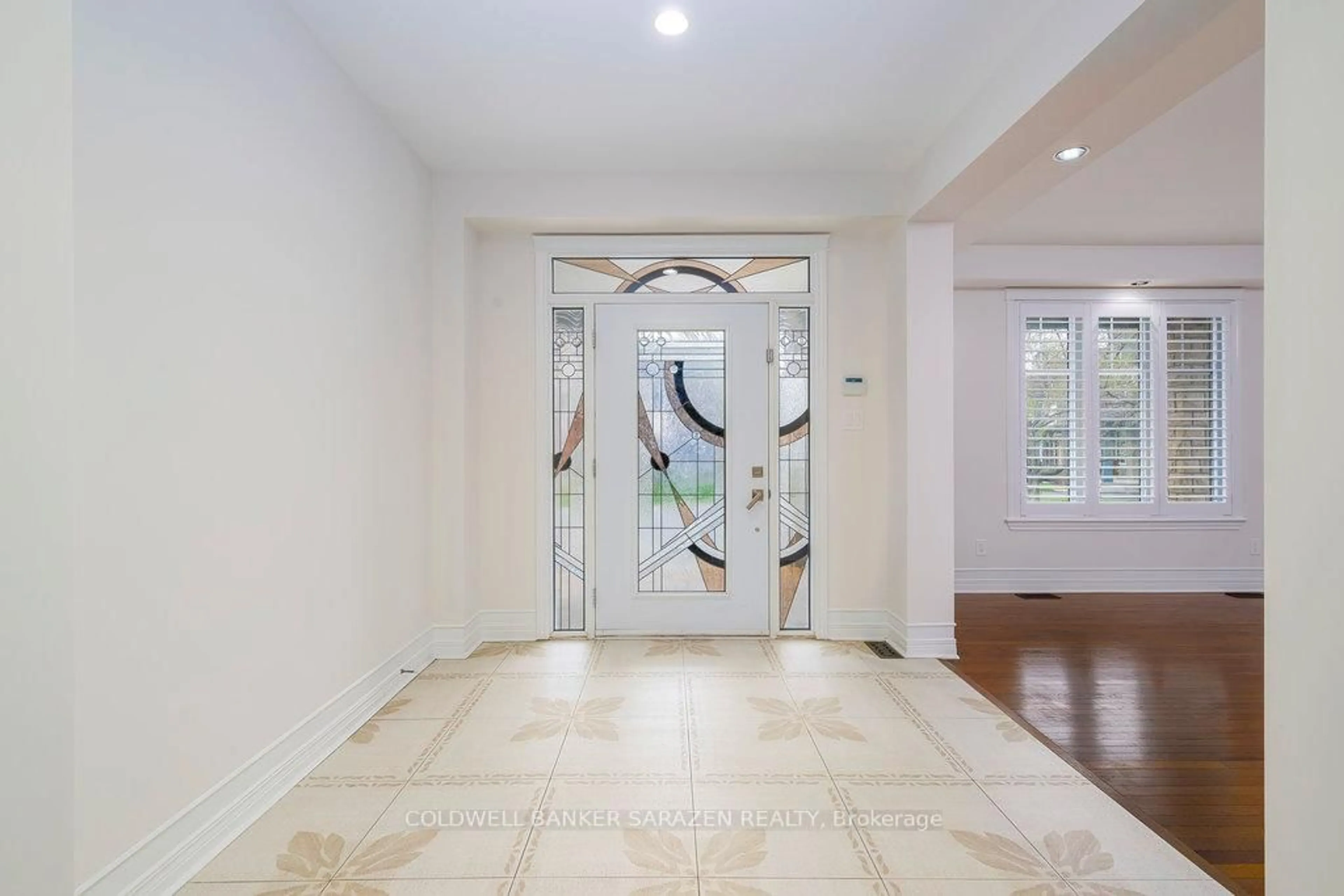 Indoor foyer for 320 Rywalk Circ, Ottawa Ontario K1T 0C7