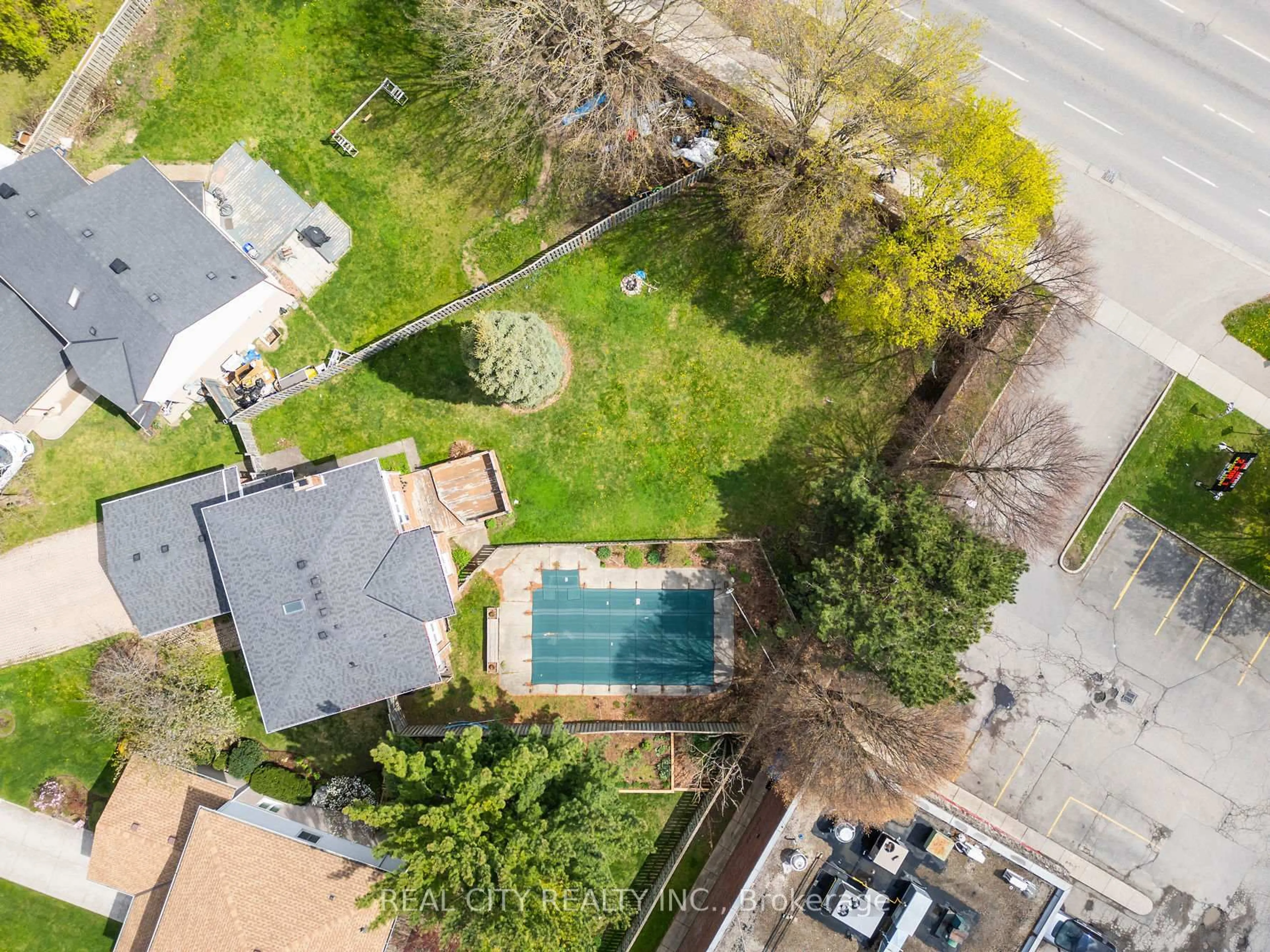 A pic from outside/outdoor area/front of a property/back of a property/a pic from drone, street for 276 Blue Forest Pl, London North Ontario N6G 4H7