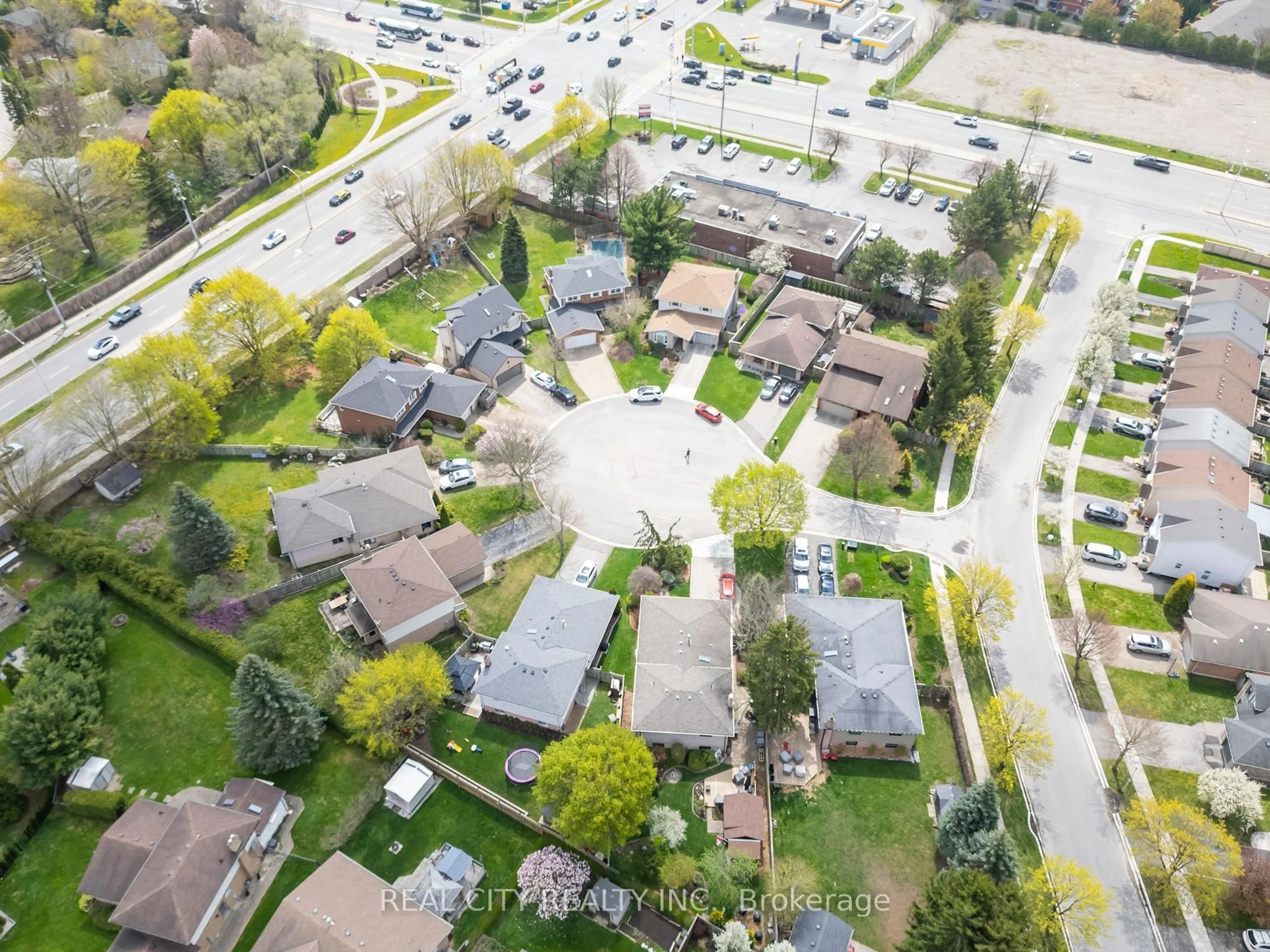 A pic from outside/outdoor area/front of a property/back of a property/a pic from drone, street for 276 Blue Forest Pl, London North Ontario N6G 4H7