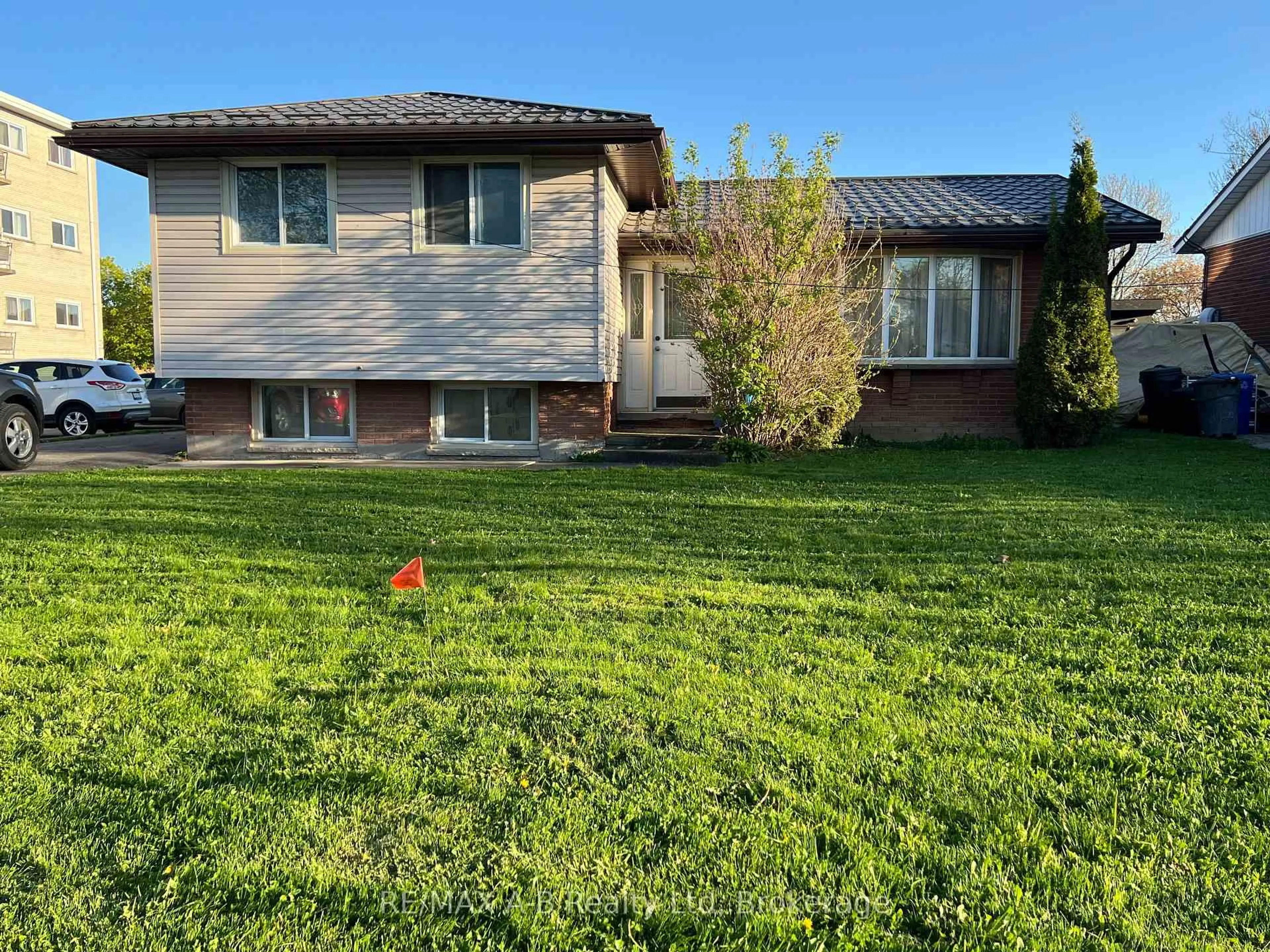 A pic from outside/outdoor area/front of a property/back of a property/a pic from drone, street for 149 Norfolk St, Stratford Ontario N5A 3Y7