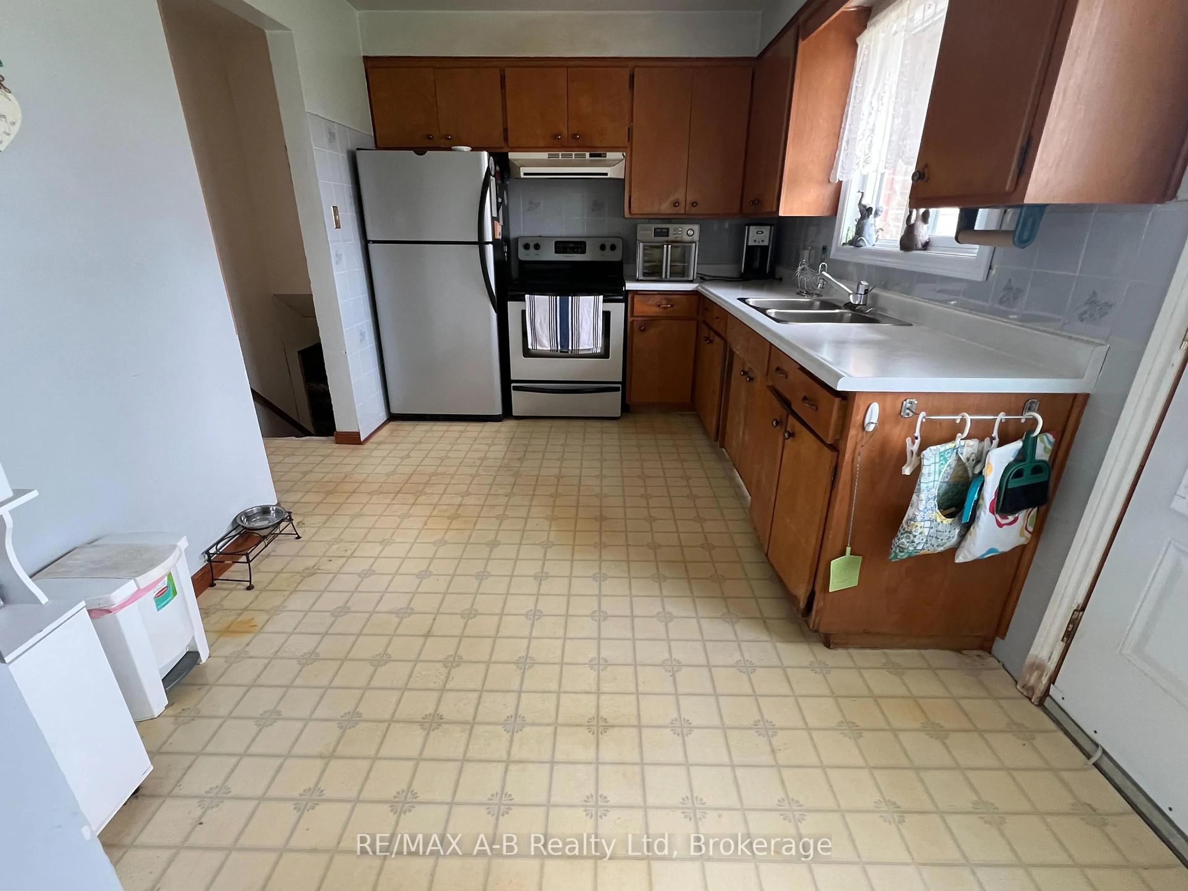 Standard kitchen, unknown for 149 Norfolk St, Stratford Ontario N5A 3Y7