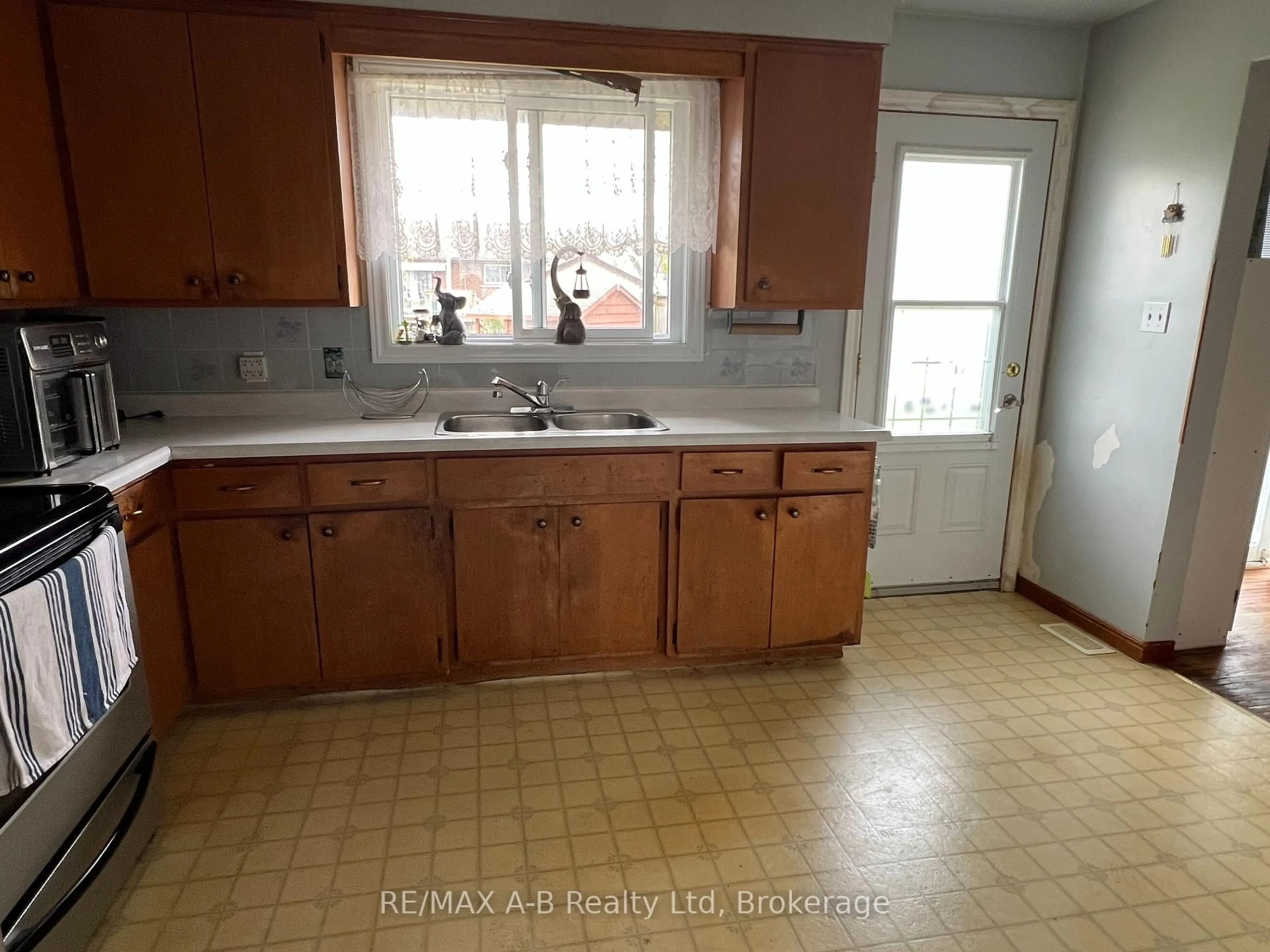 Standard kitchen, unknown for 149 Norfolk St, Stratford Ontario N5A 3Y7