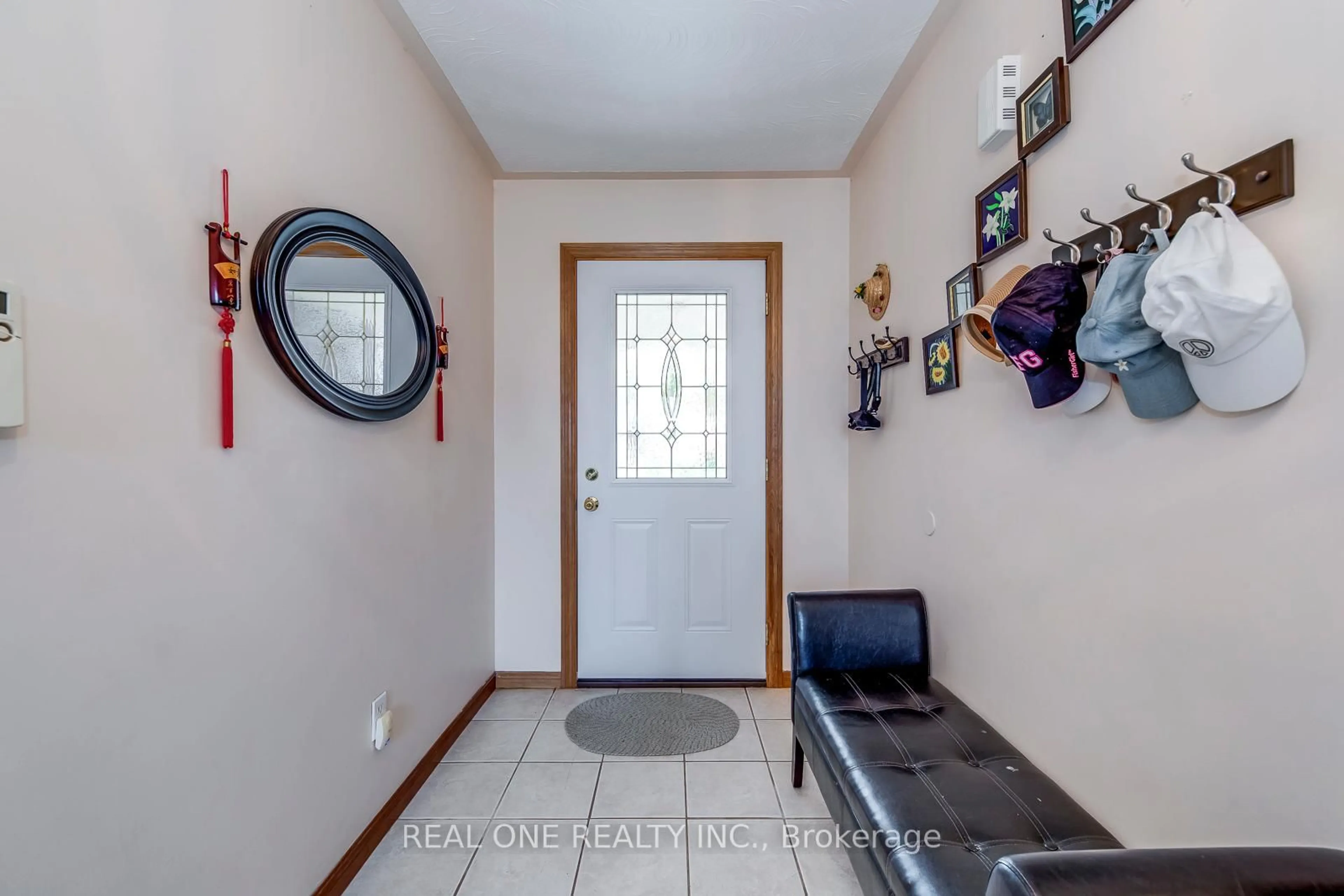 Indoor entryway for 47 Trillium Way, Brantford Ontario N3R 7T8