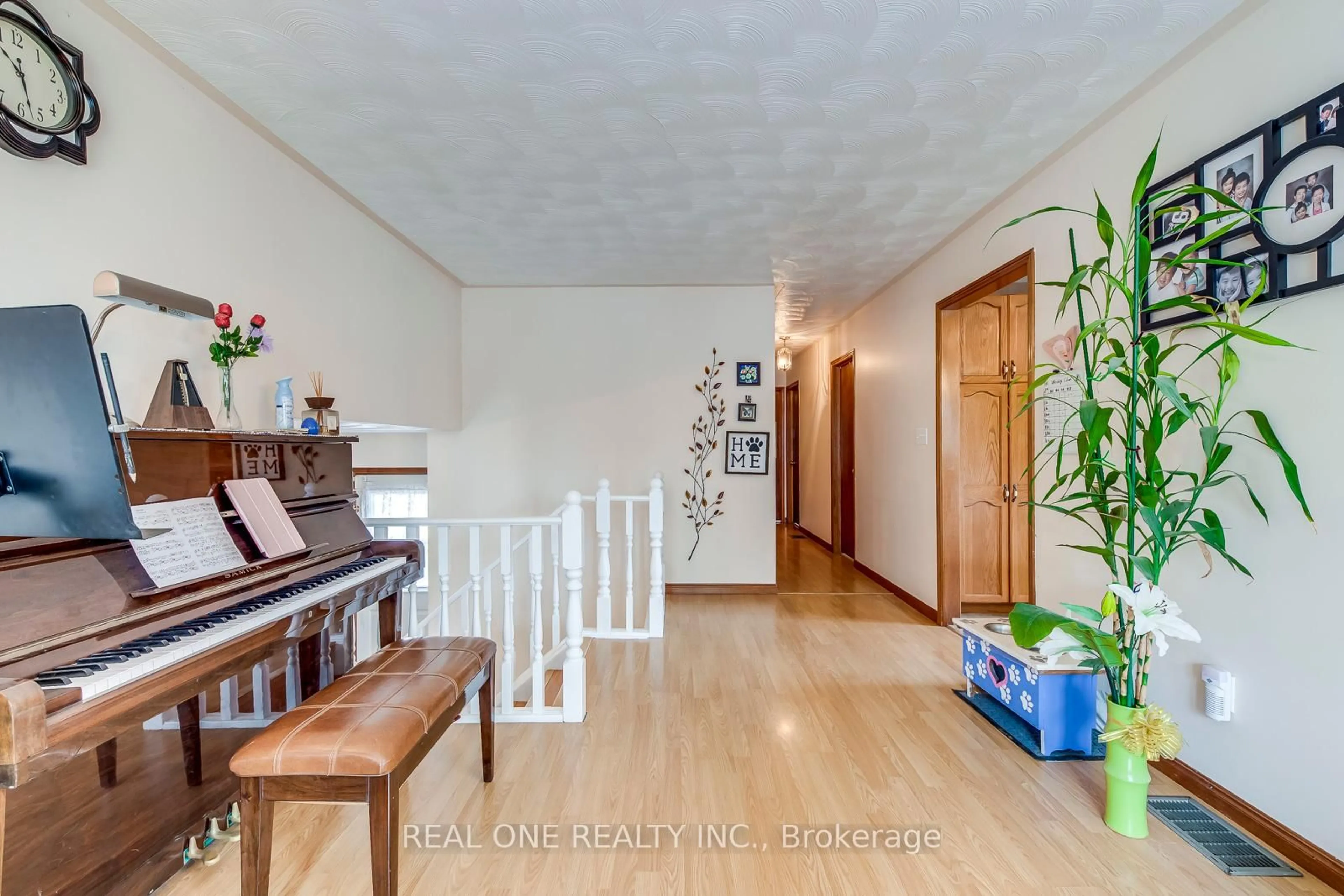 Indoor foyer for 47 Trillium Way, Brantford Ontario N3R 7T8