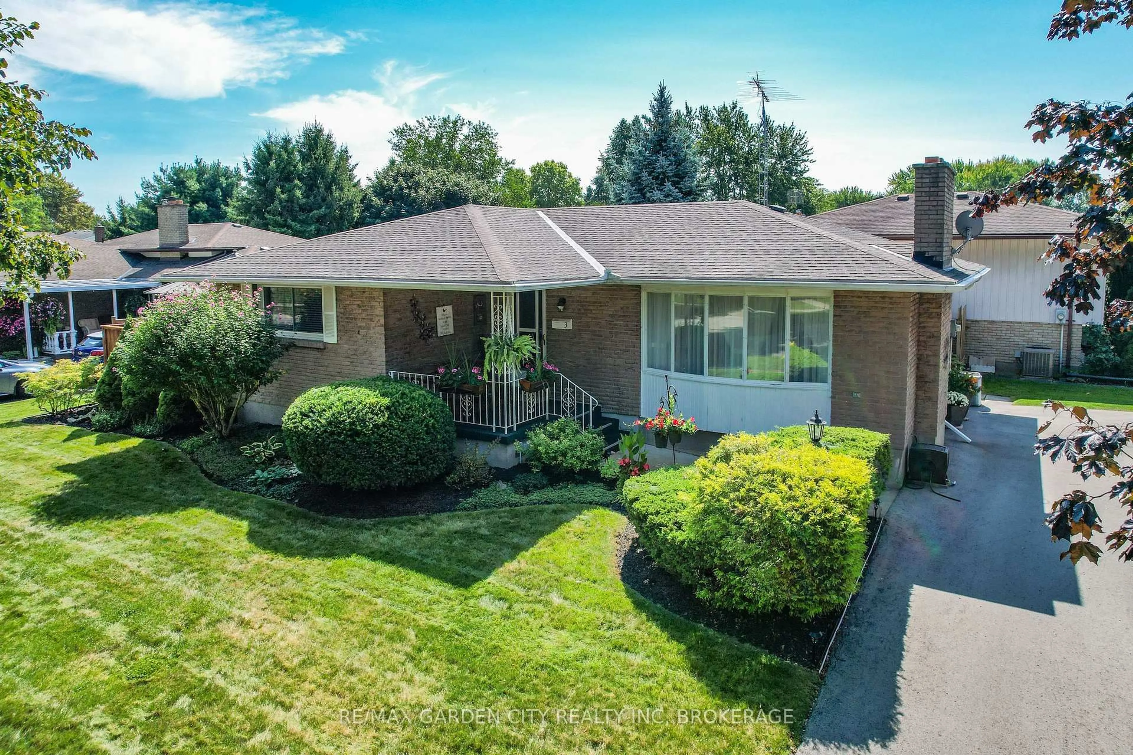 A pic from outside/outdoor area/front of a property/back of a property/a pic from drone, street for 3 Woodington Pl, Welland Ontario L3C 2J1