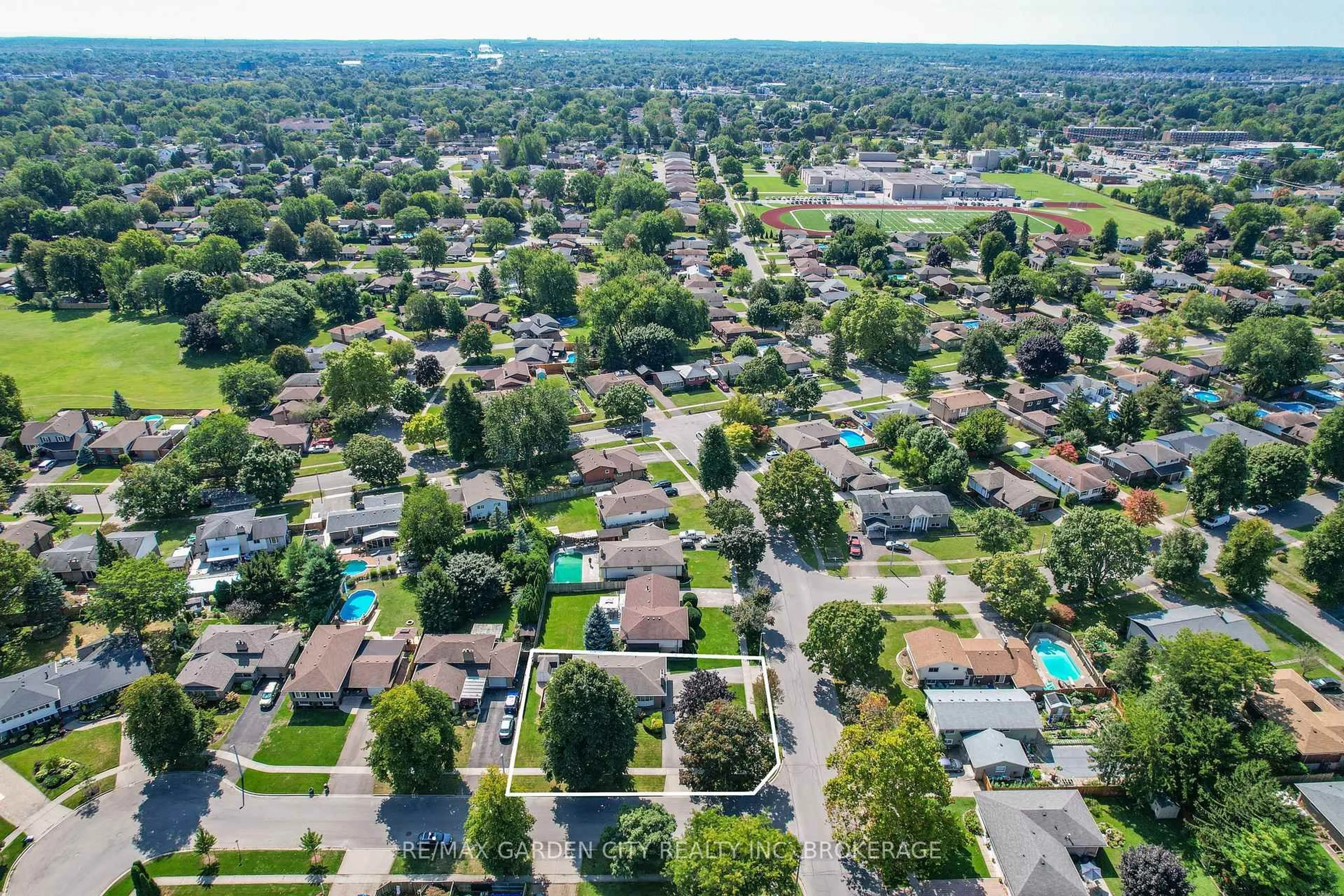 A pic from outside/outdoor area/front of a property/back of a property/a pic from drone, street for 3 Woodington Pl, Welland Ontario L3C 2J1