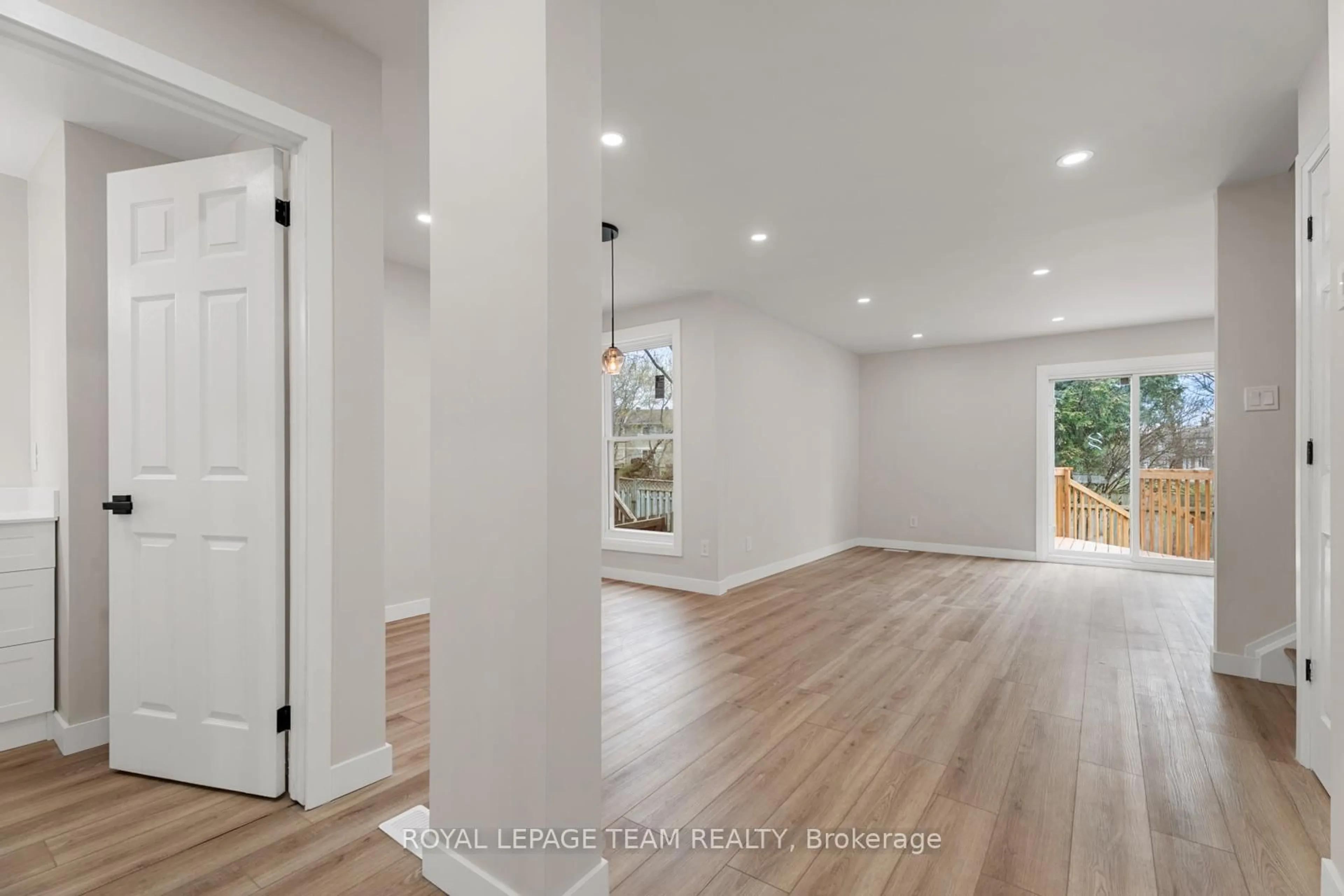 Indoor entryway for 54 Greenboro Cres, Ottawa Ontario K1T 1W5