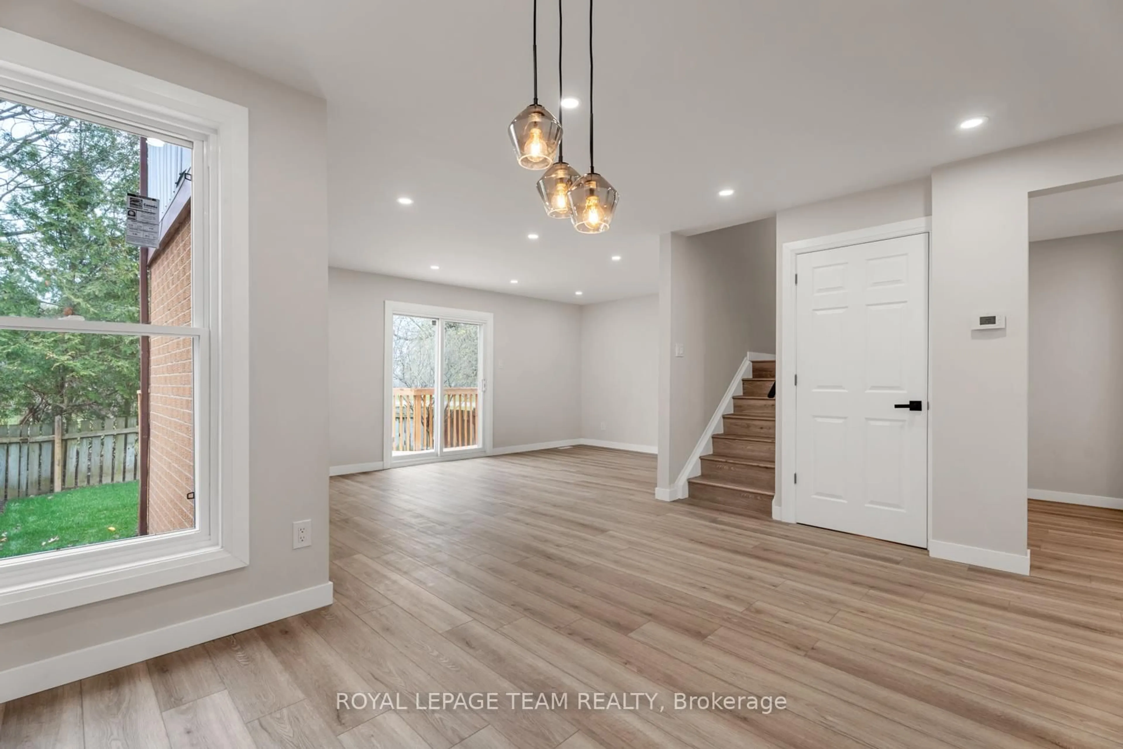 Indoor entryway for 54 Greenboro Cres, Ottawa Ontario K1T 1W5
