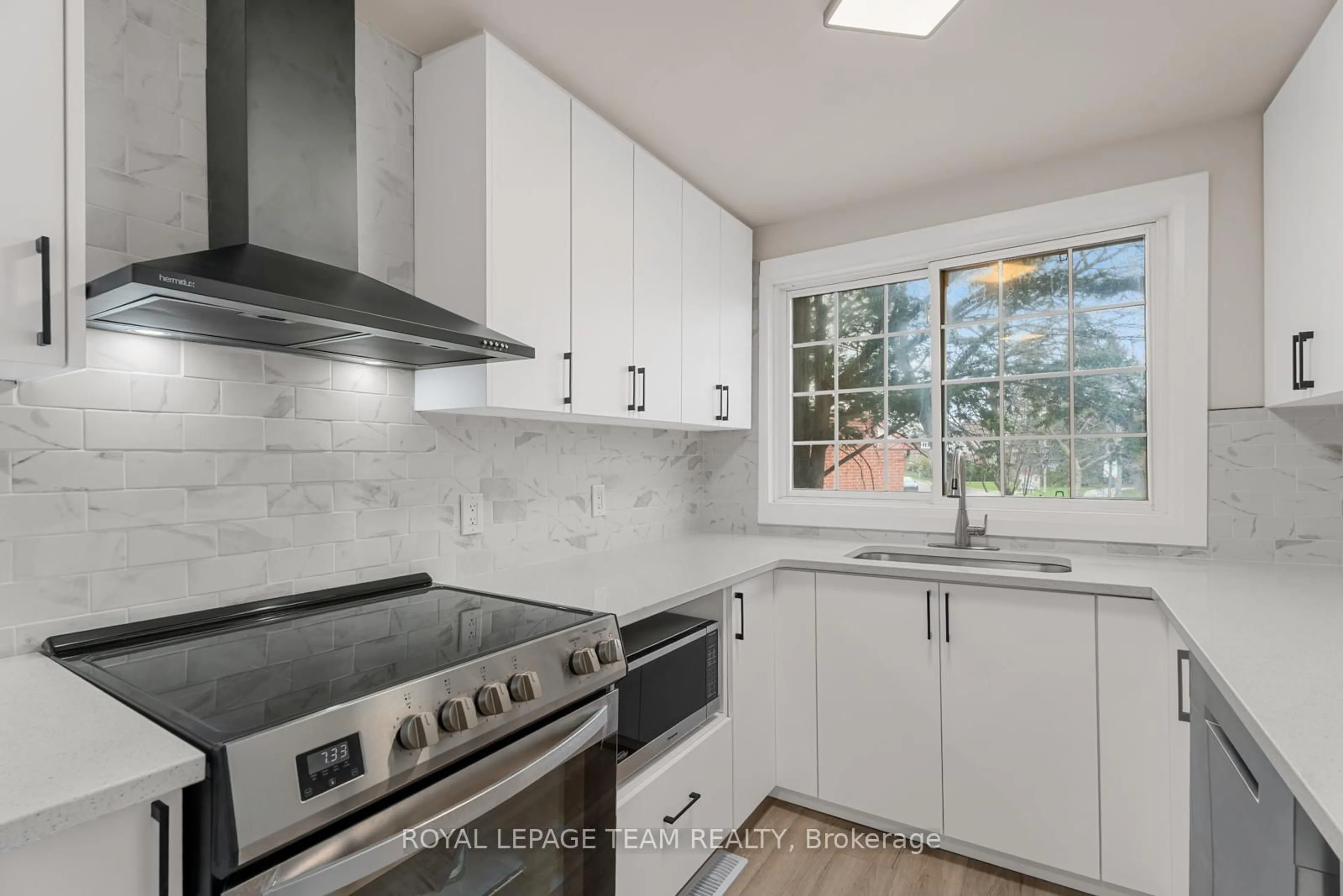 Standard kitchen, ceramic/tile floor for 54 Greenboro Cres, Ottawa Ontario K1T 1W5