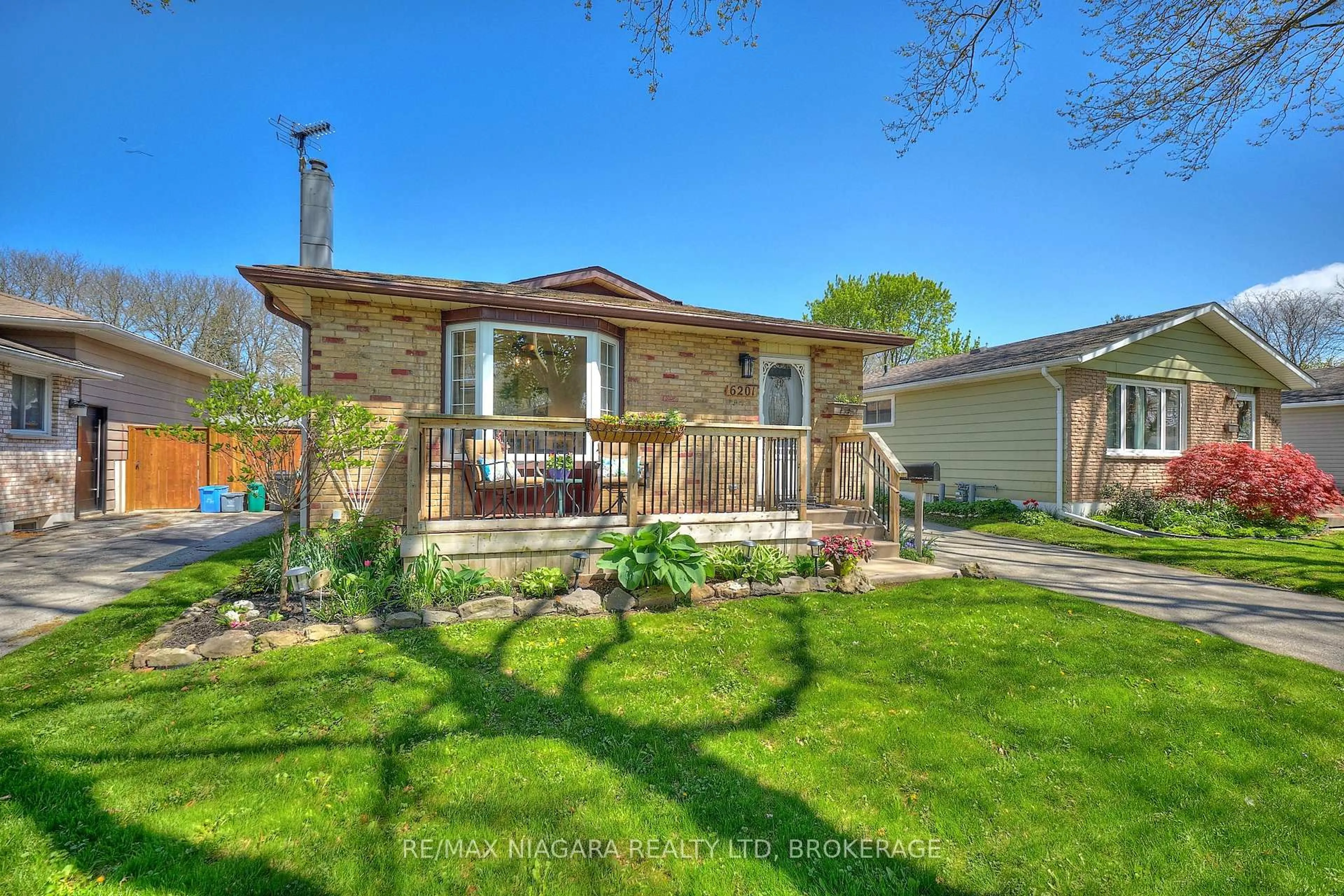 A pic from outside/outdoor area/front of a property/back of a property/a pic from drone, street for 6201 Johnson Dr, Niagara Falls Ontario L2J 3J6