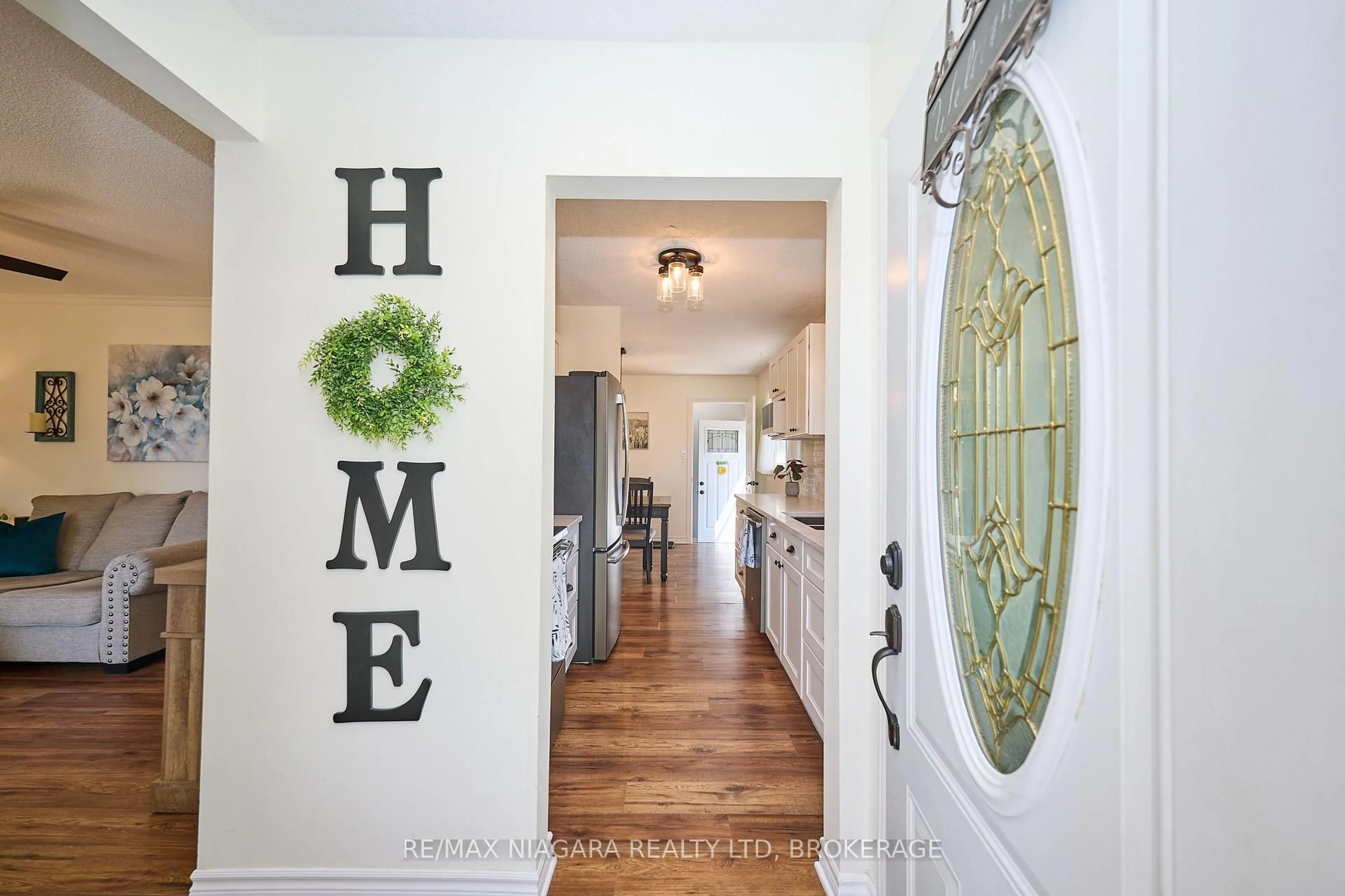 Indoor entryway for 6201 Johnson Dr, Niagara Falls Ontario L2J 3J6
