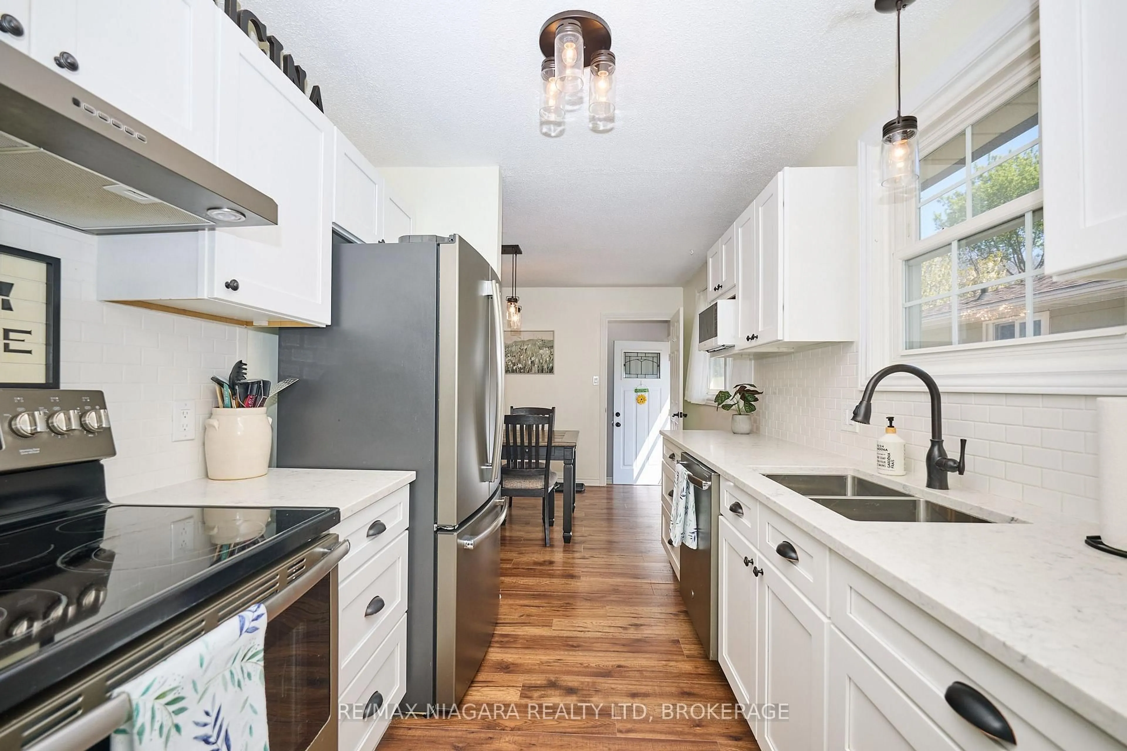 Open concept kitchen, ceramic/tile floor for 6201 Johnson Dr, Niagara Falls Ontario L2J 3J6