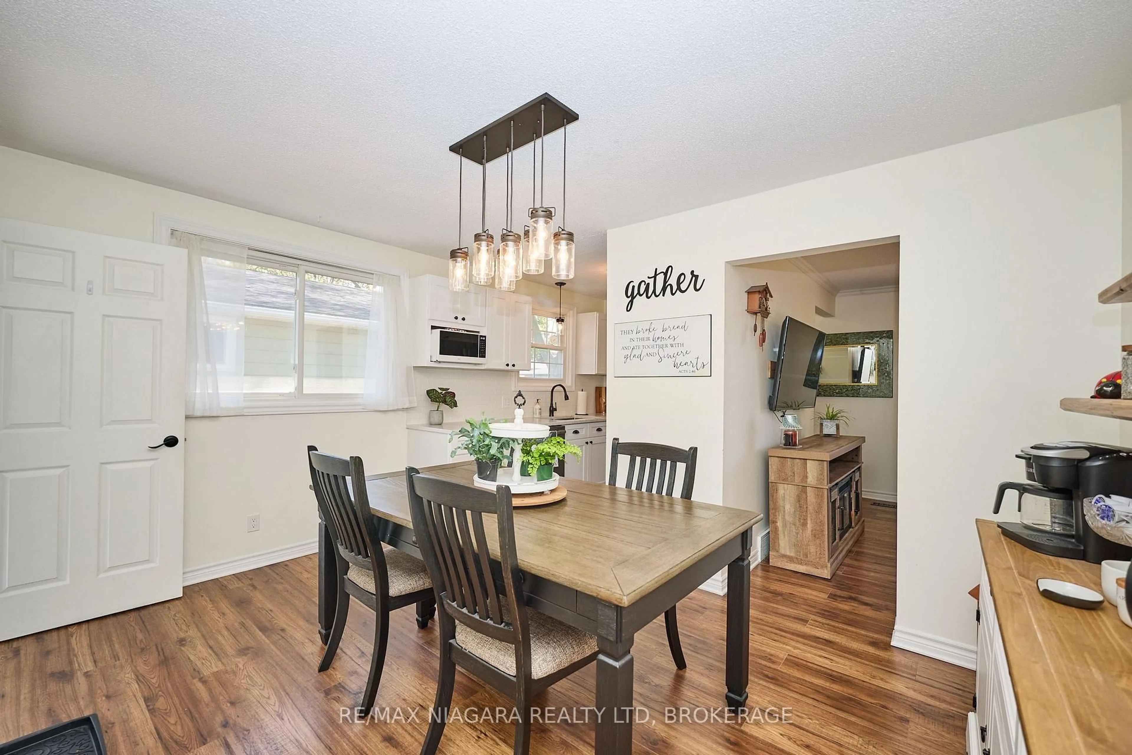 Dining room, wood/laminate floor for 6201 Johnson Dr, Niagara Falls Ontario L2J 3J6