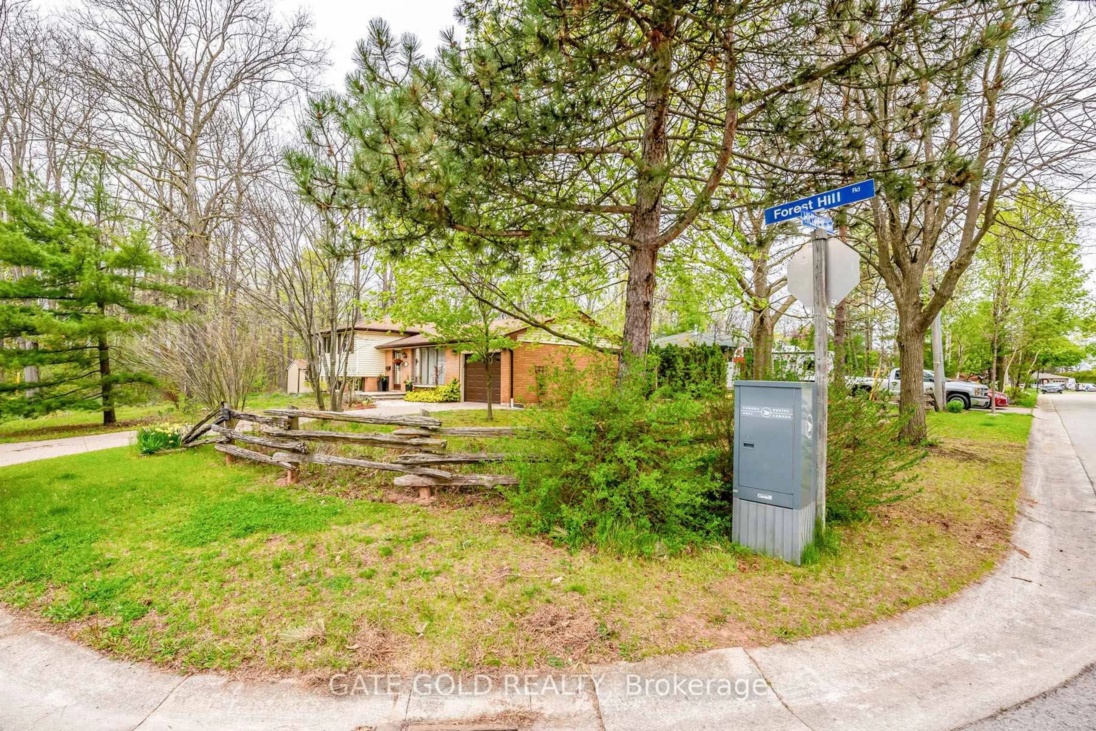 A pic from outside/outdoor area/front of a property/back of a property/a pic from drone, street for 122 Forest Hill Rd, Grimsby Ontario L3M 1A3