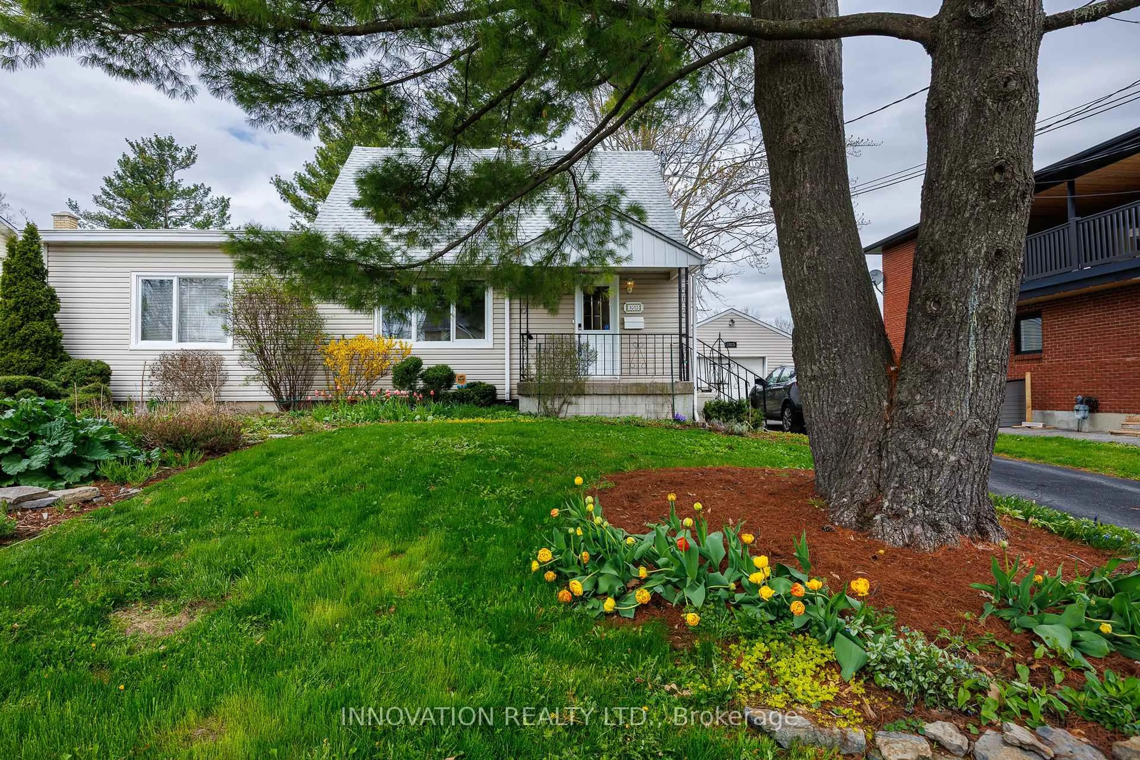 A pic from outside/outdoor area/front of a property/back of a property/a pic from drone, street for 1013 Stormont St, Ottawa Ontario K2C 0N1
