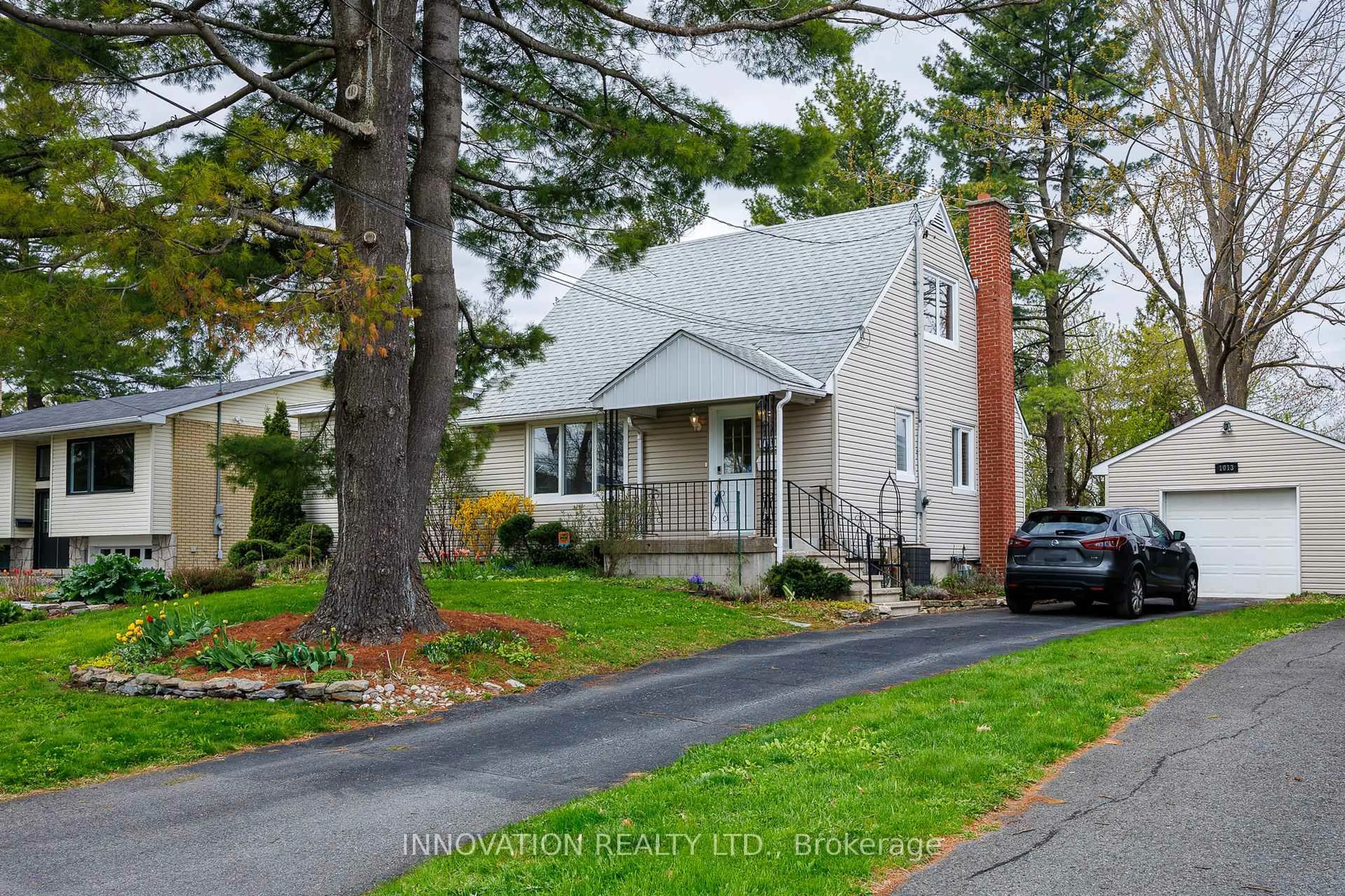 Home with vinyl exterior material, street for 1013 Stormont St, Ottawa Ontario K2C 0N1