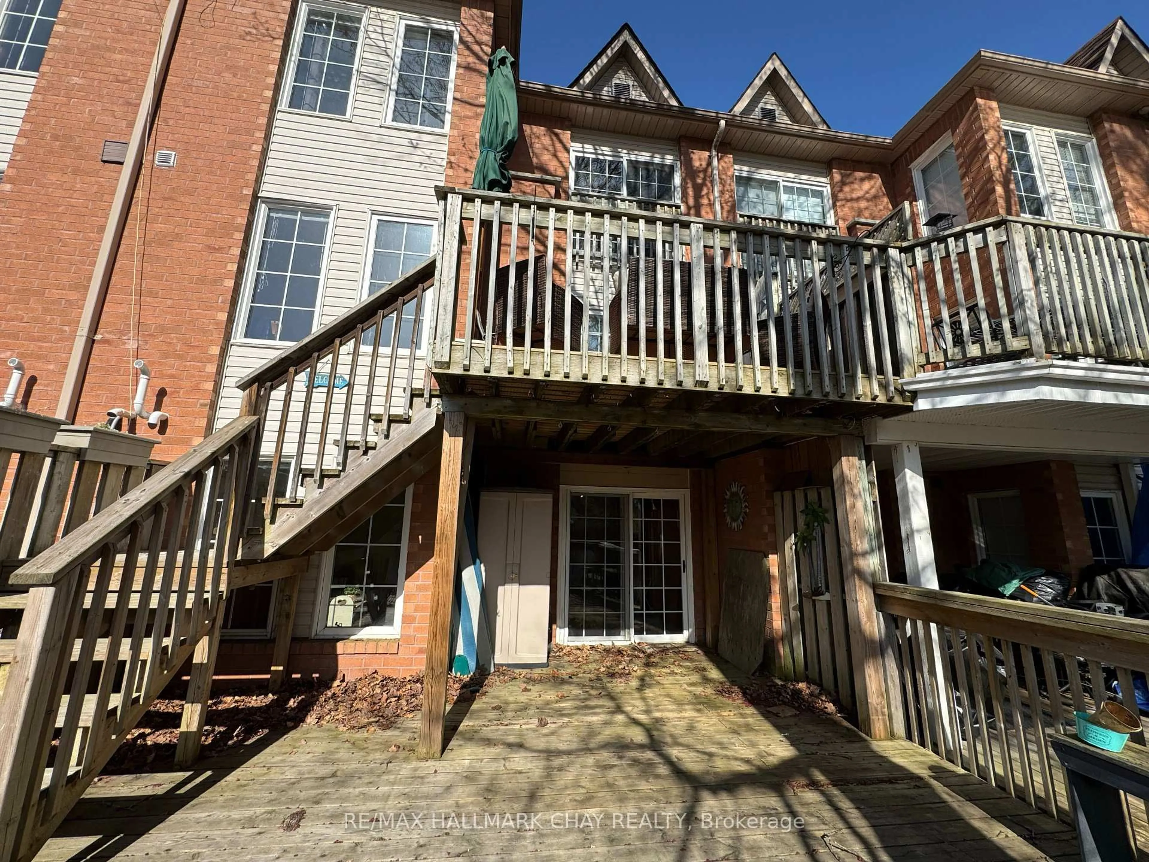 A pic from outside/outdoor area/front of a property/back of a property/a pic from drone, building for 20 Liza Cres, Bracebridge Ontario P1L 1G4