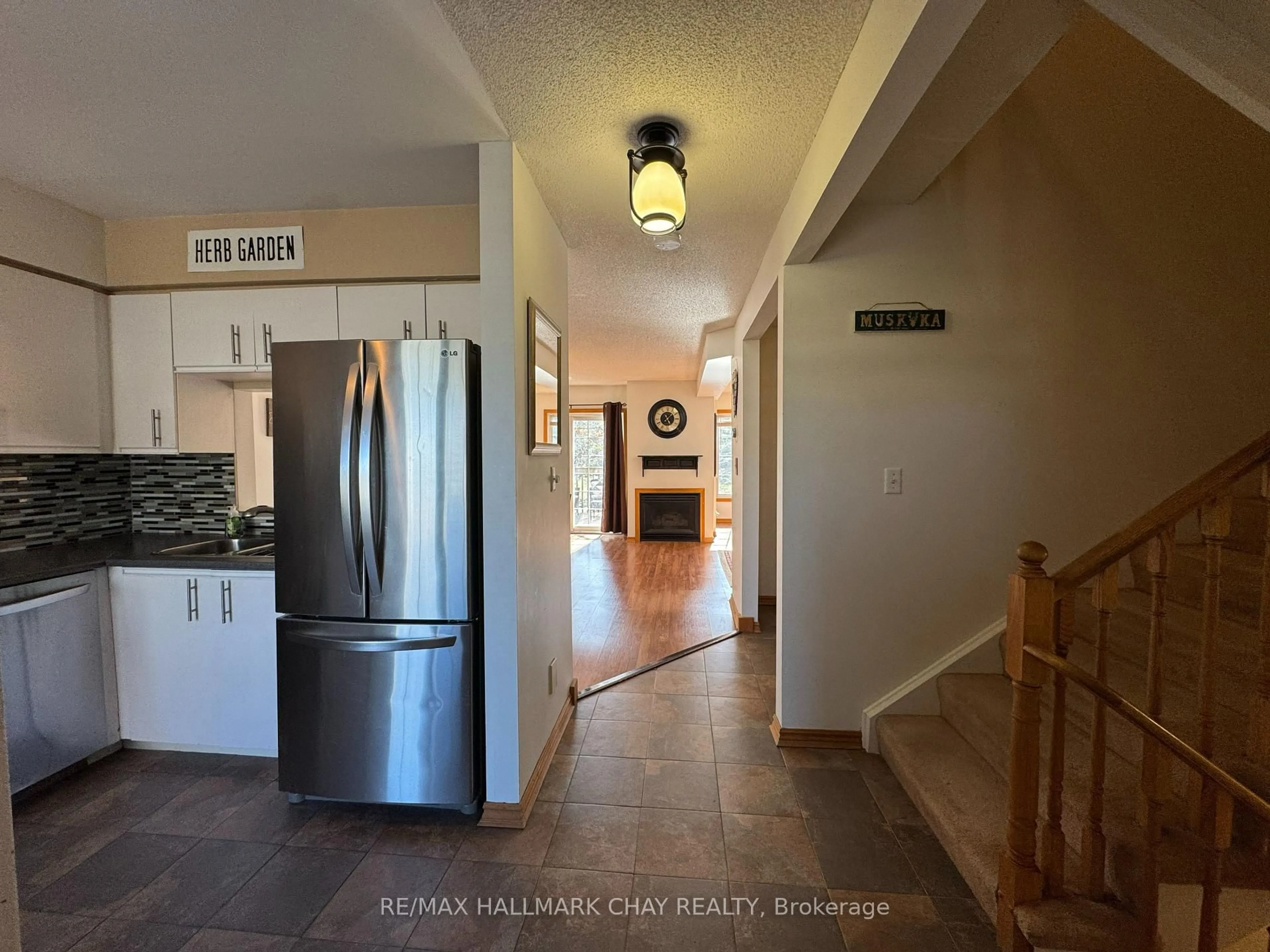 Indoor entryway for 20 Liza Cres, Bracebridge Ontario P1L 1G4
