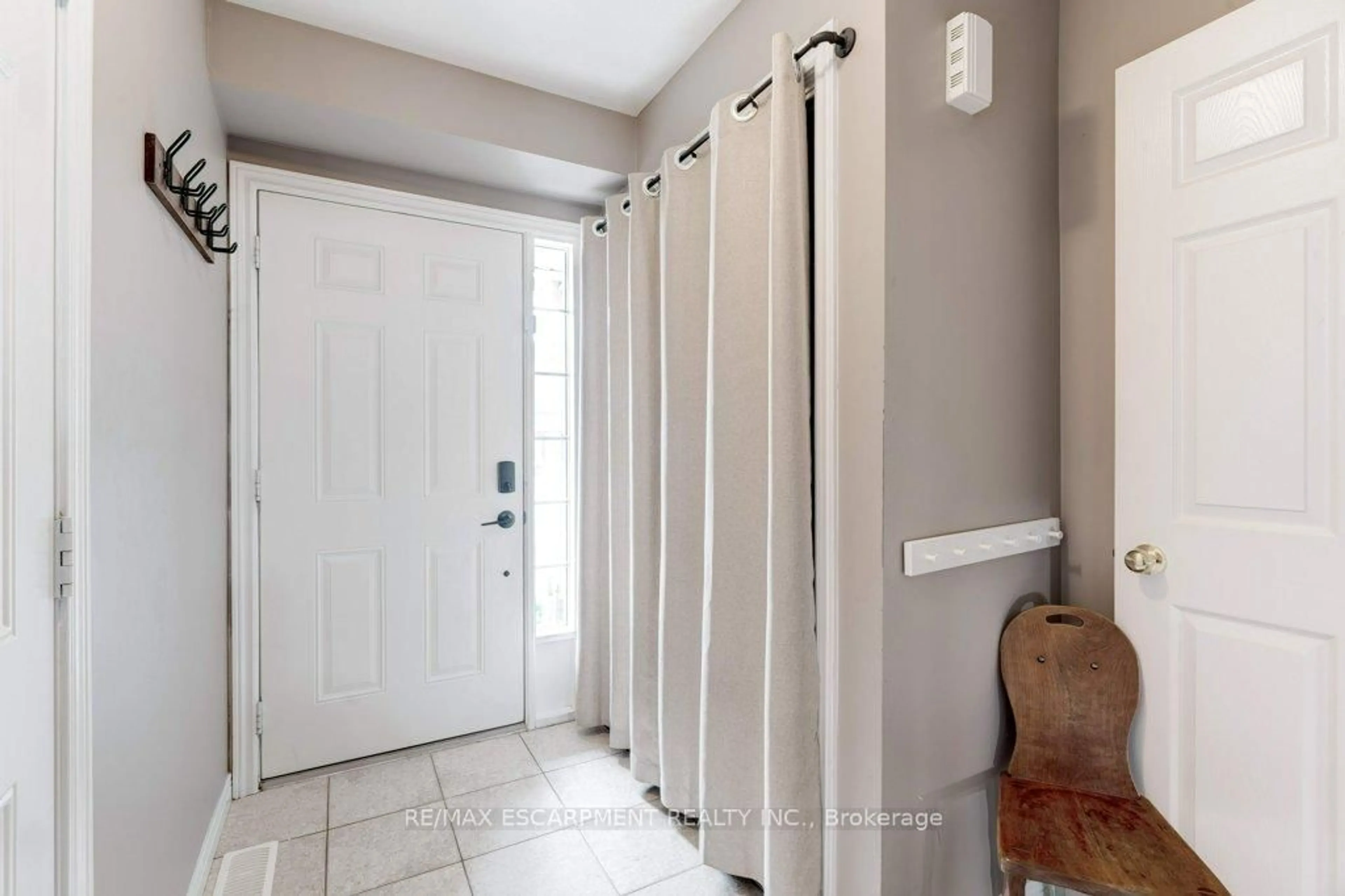 Indoor entryway for 37 Blue Mountain Dr, Hamilton Ontario L0R 1P0