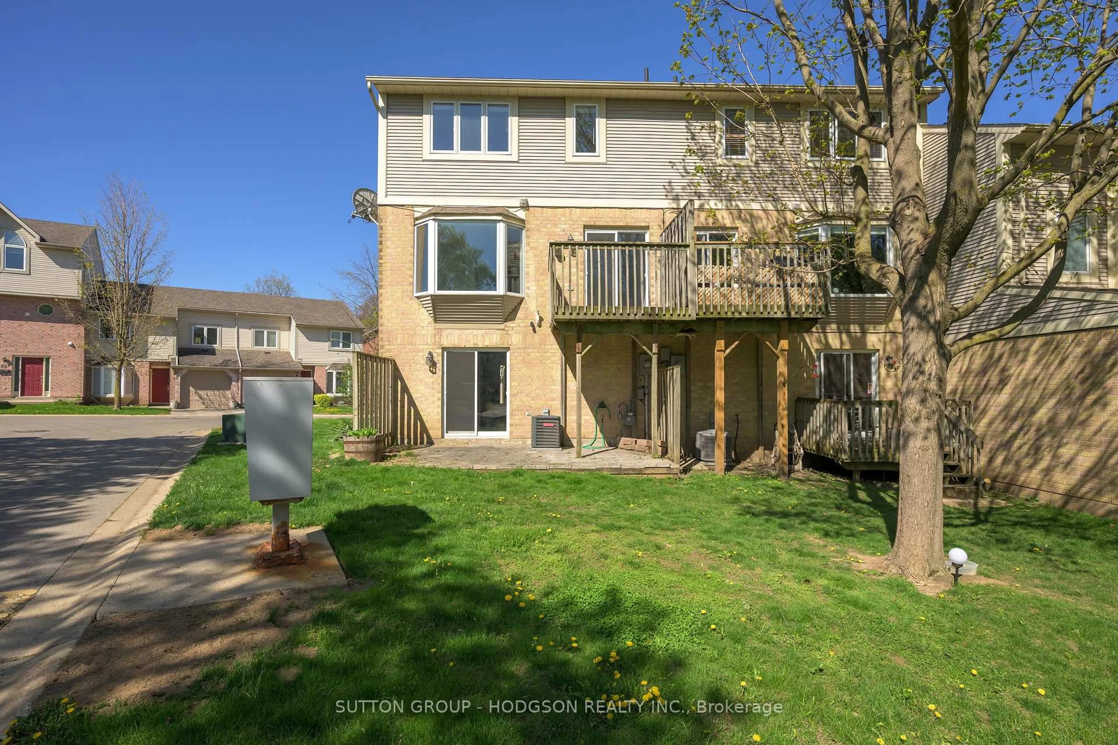 A pic from outside/outdoor area/front of a property/back of a property/a pic from drone, street for 9 Ailsa Pl #43, London South Ontario N5Z 4Z6