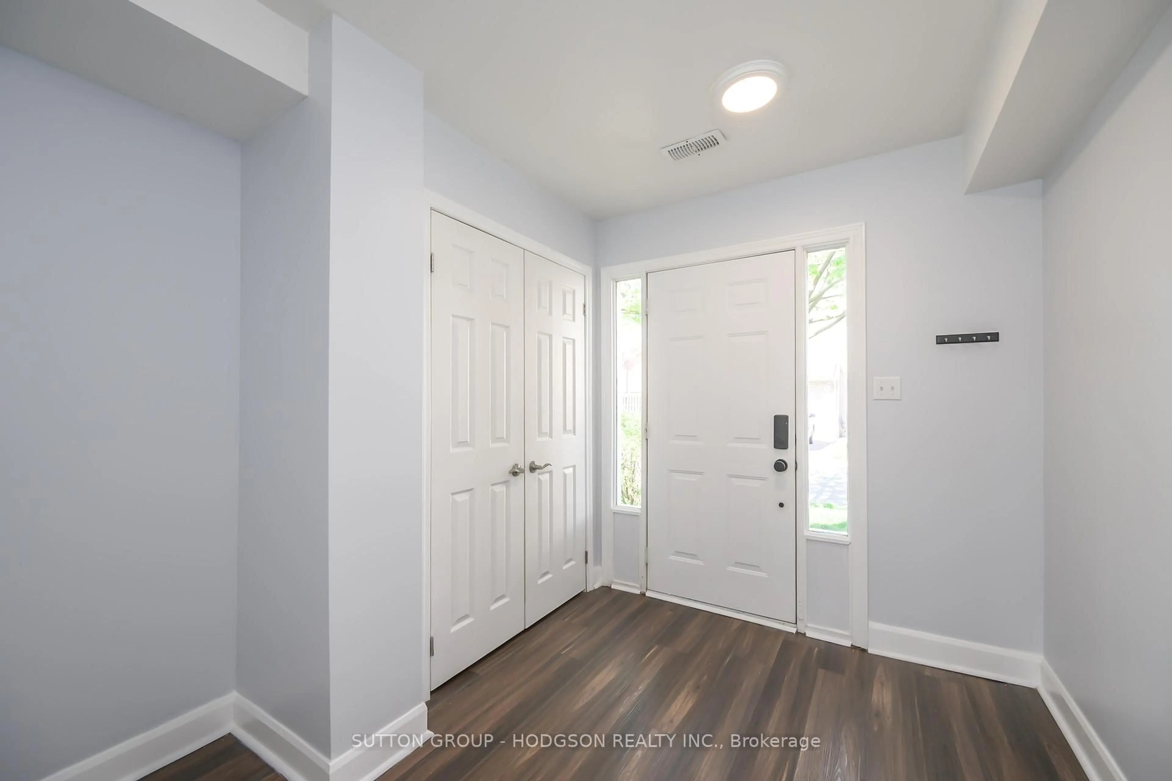 Indoor entryway for 9 Ailsa Pl #43, London South Ontario N5Z 4Z6