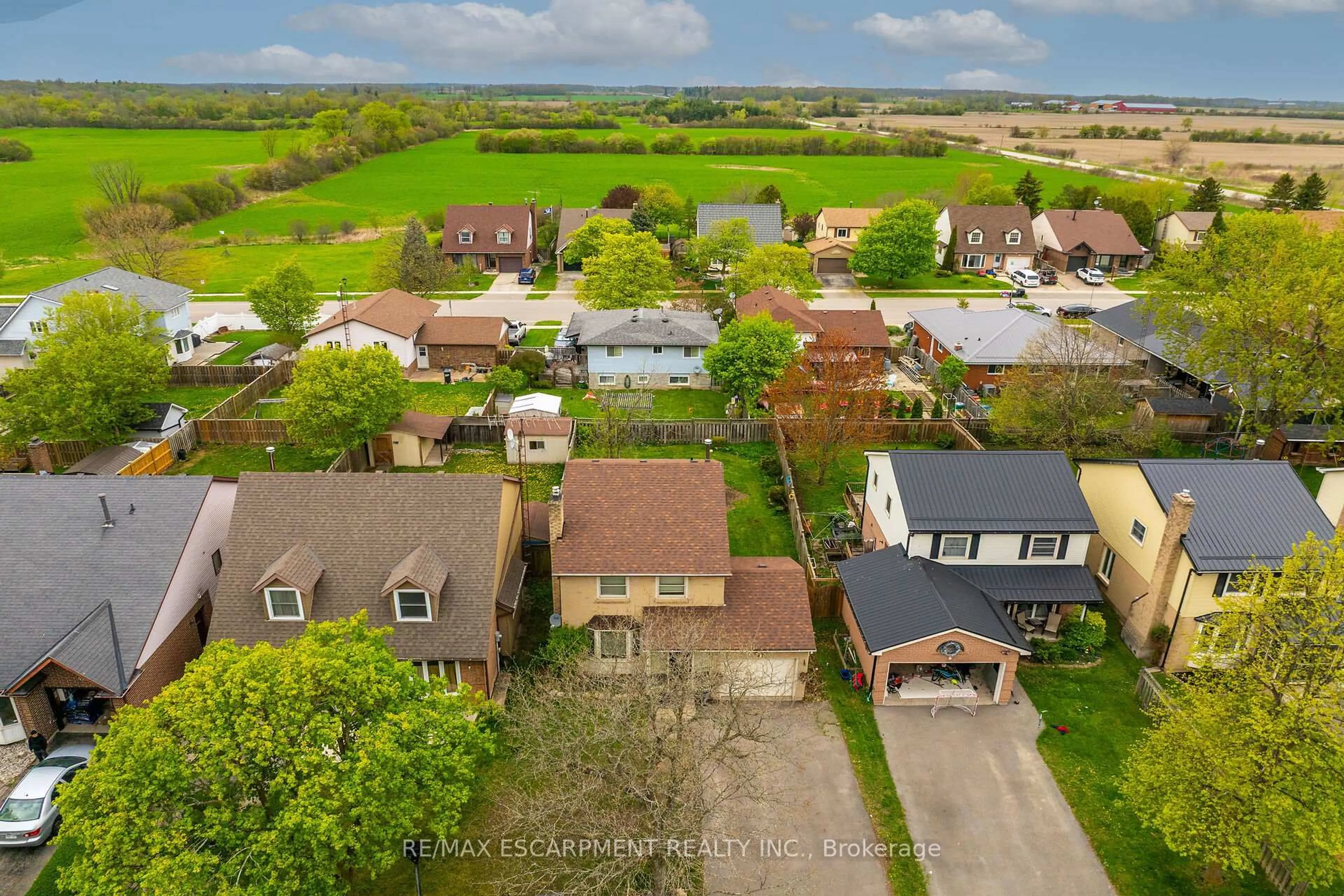 A pic from outside/outdoor area/front of a property/back of a property/a pic from drone, street for 43 Ravine Cres, Haldimand Ontario N0A 1S0