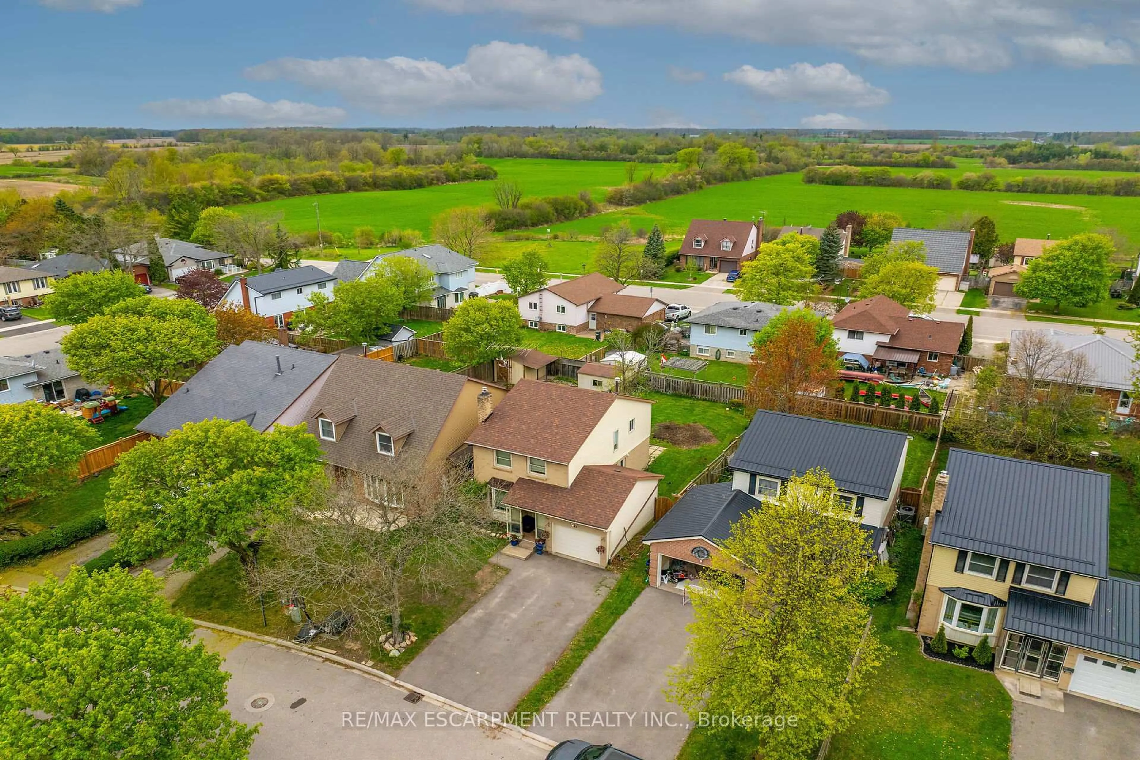 A pic from outside/outdoor area/front of a property/back of a property/a pic from drone, street for 43 Ravine Cres, Haldimand Ontario N0A 1S0