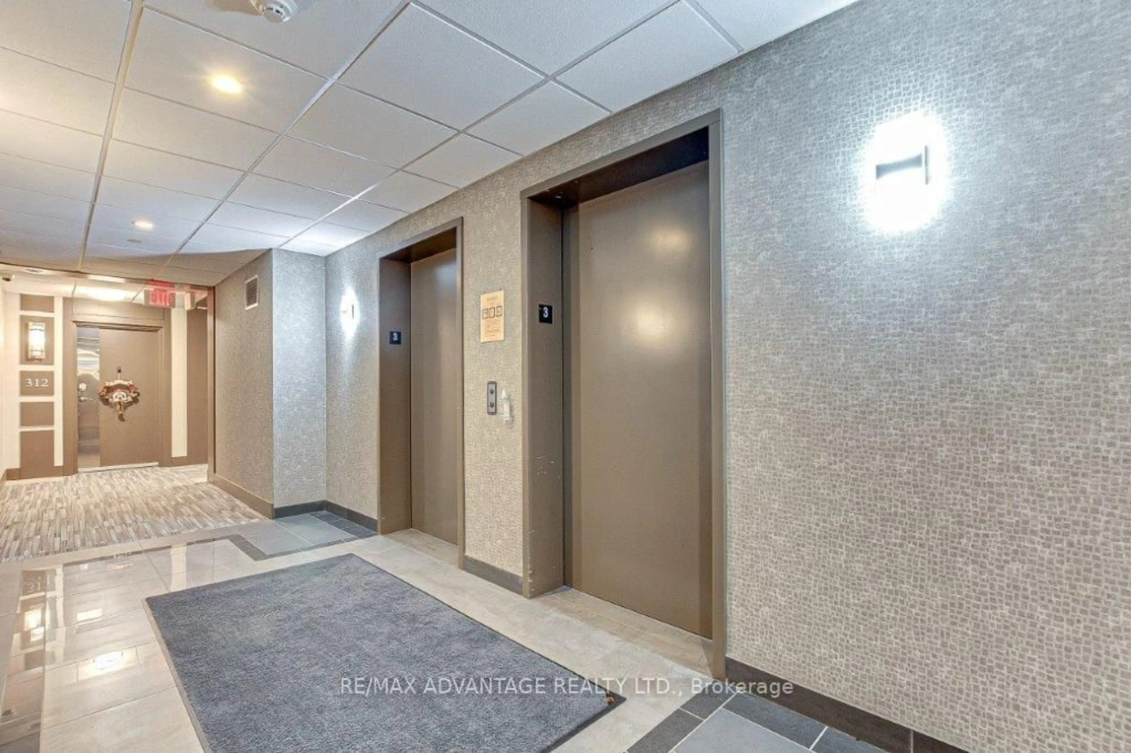 Indoor foyer for 320 Sugarcreek Tr #310, London North Ontario N6H 0G3