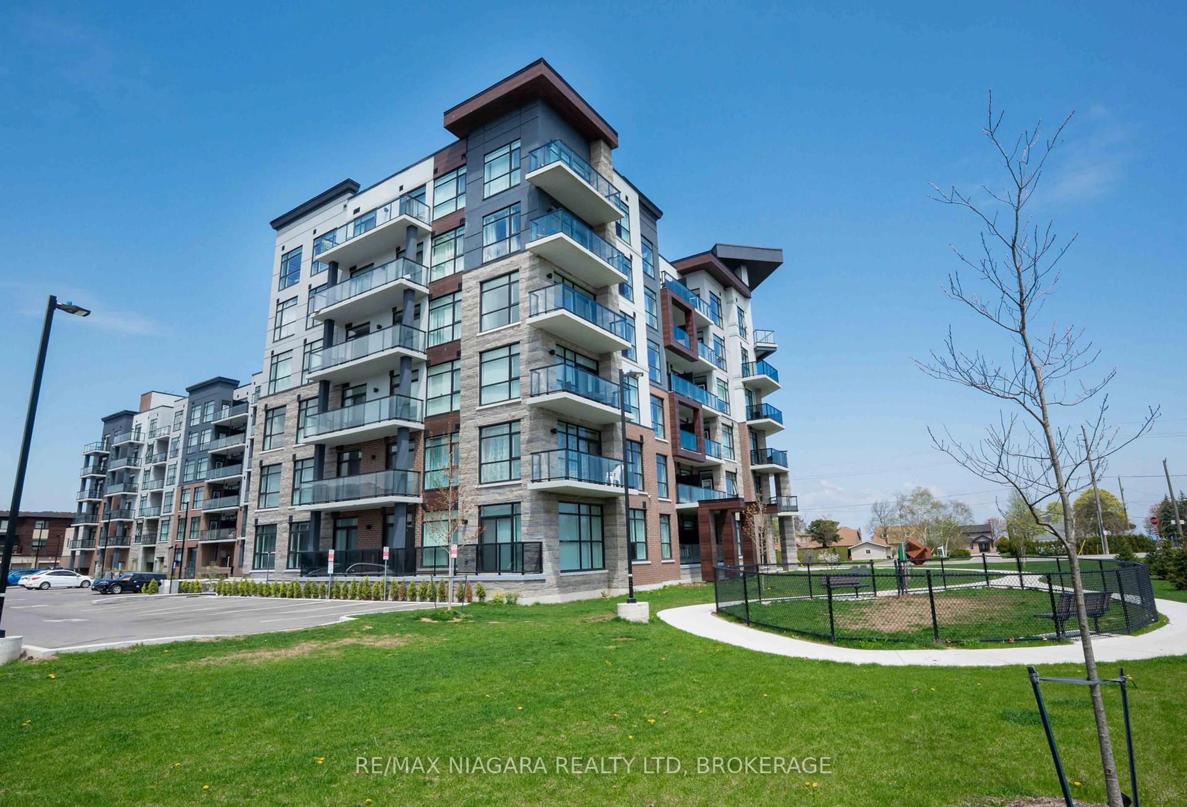 A pic from outside/outdoor area/front of a property/back of a property/a pic from drone, building for 600 North Service Rd #202, Hamilton Ontario L8E 0L2