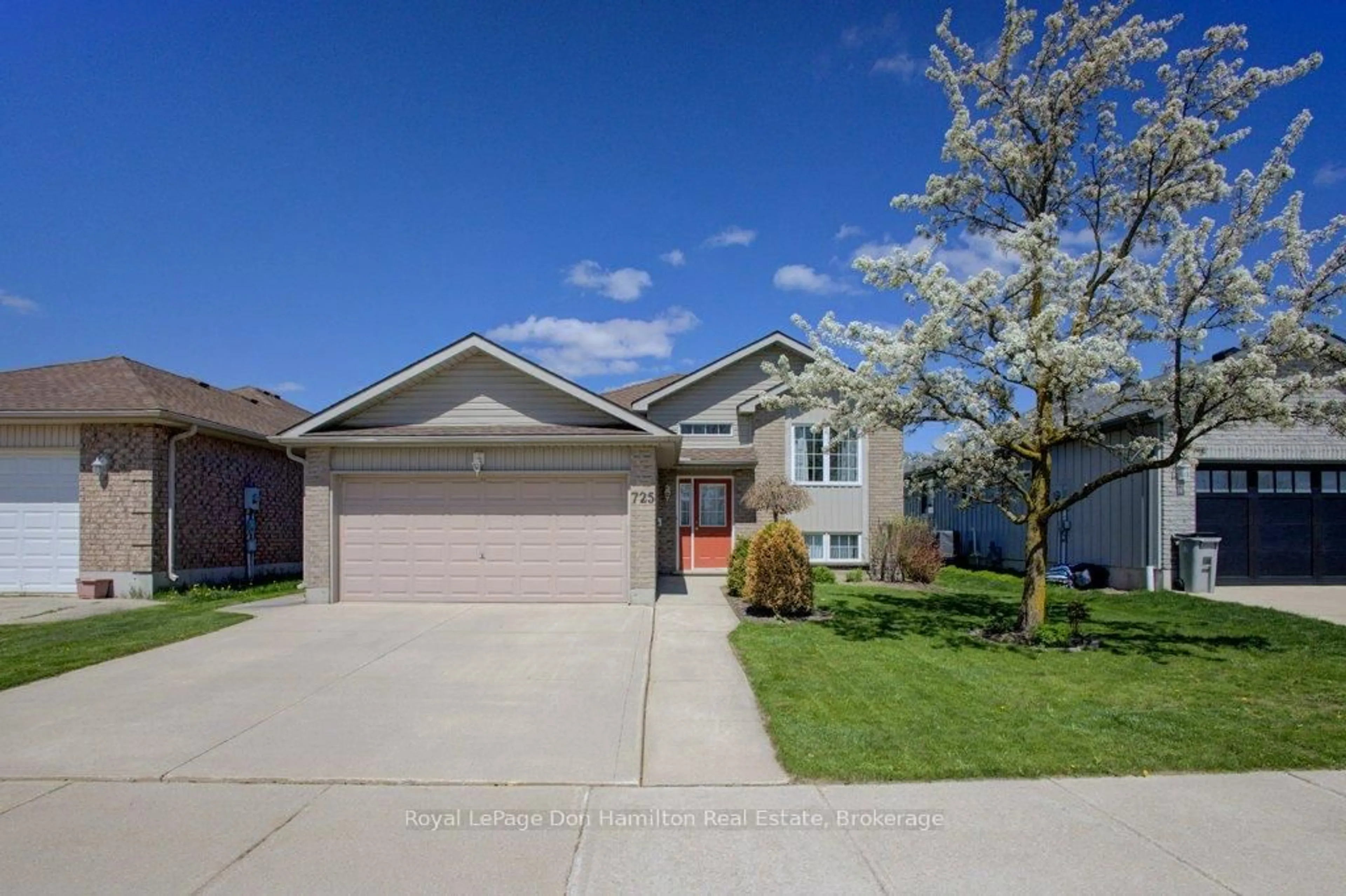 Home with vinyl exterior material, street for 725 Kincaid St, North Perth Ontario N4W 3T5