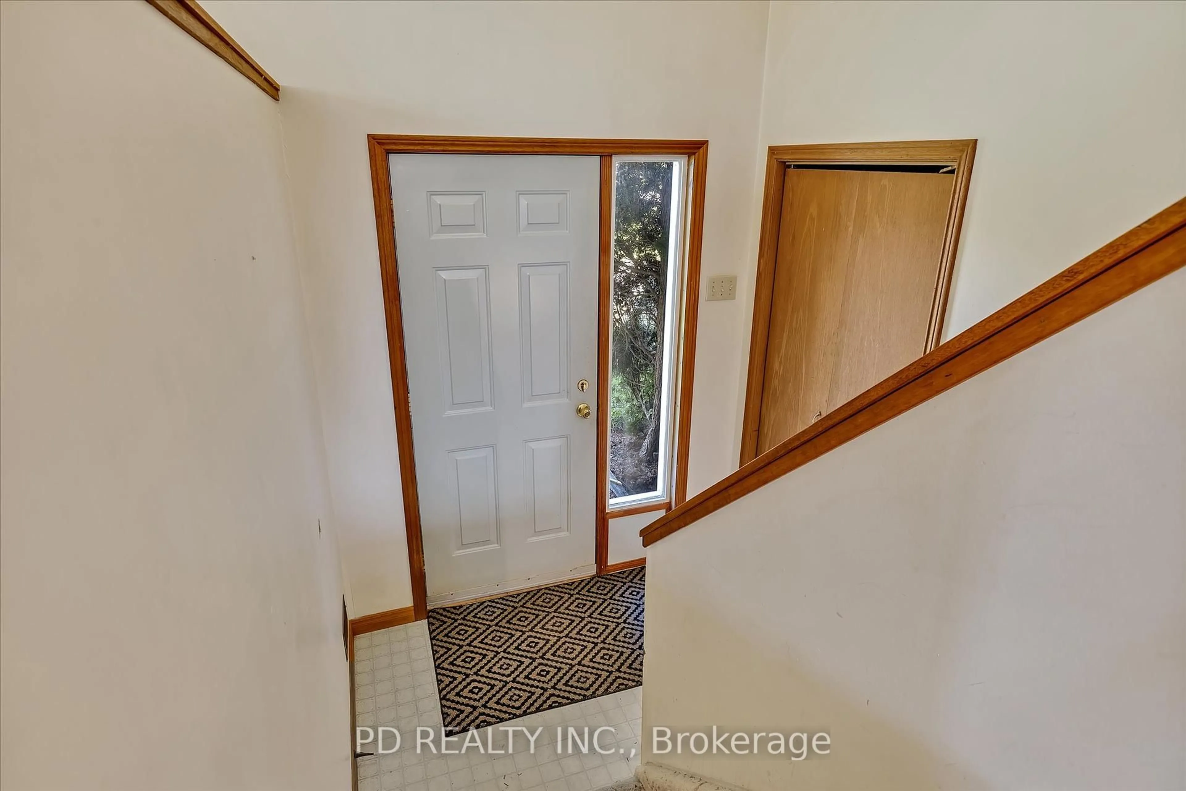 Indoor entryway for 40 Clearview Dr, Kawartha Lakes Ontario K0L 2W0