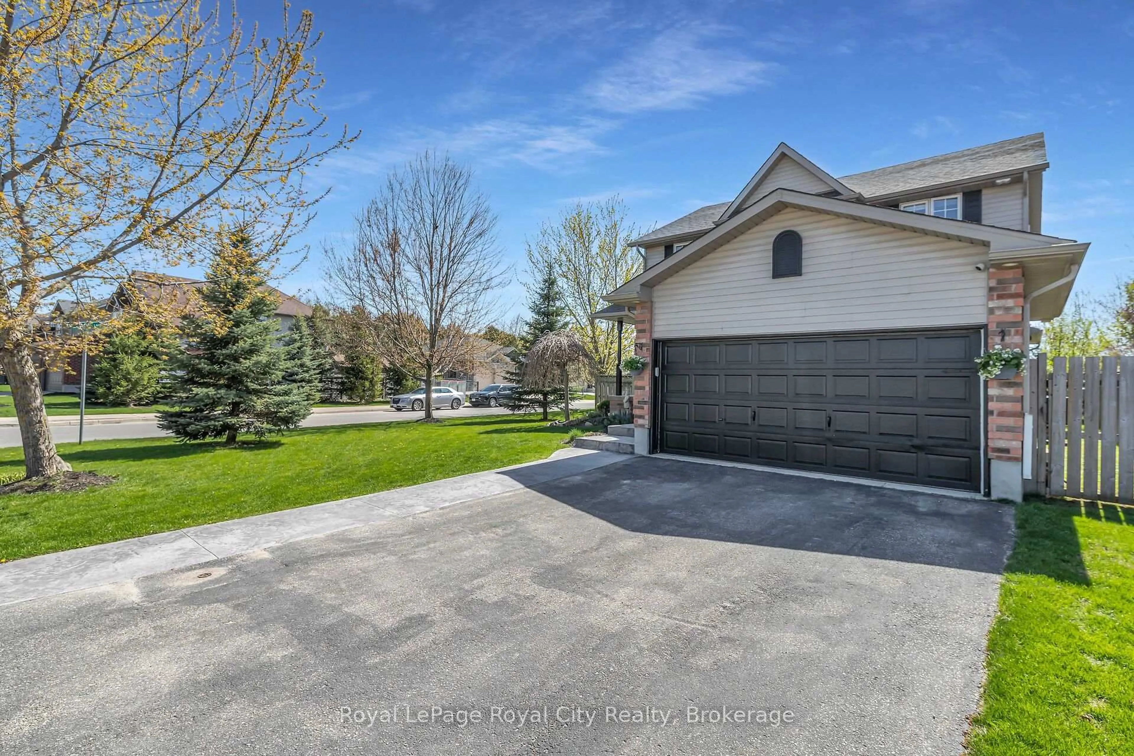 A pic from outside/outdoor area/front of a property/back of a property/a pic from drone, street for 528 Black St, Centre Wellington Ontario N1M 0A2