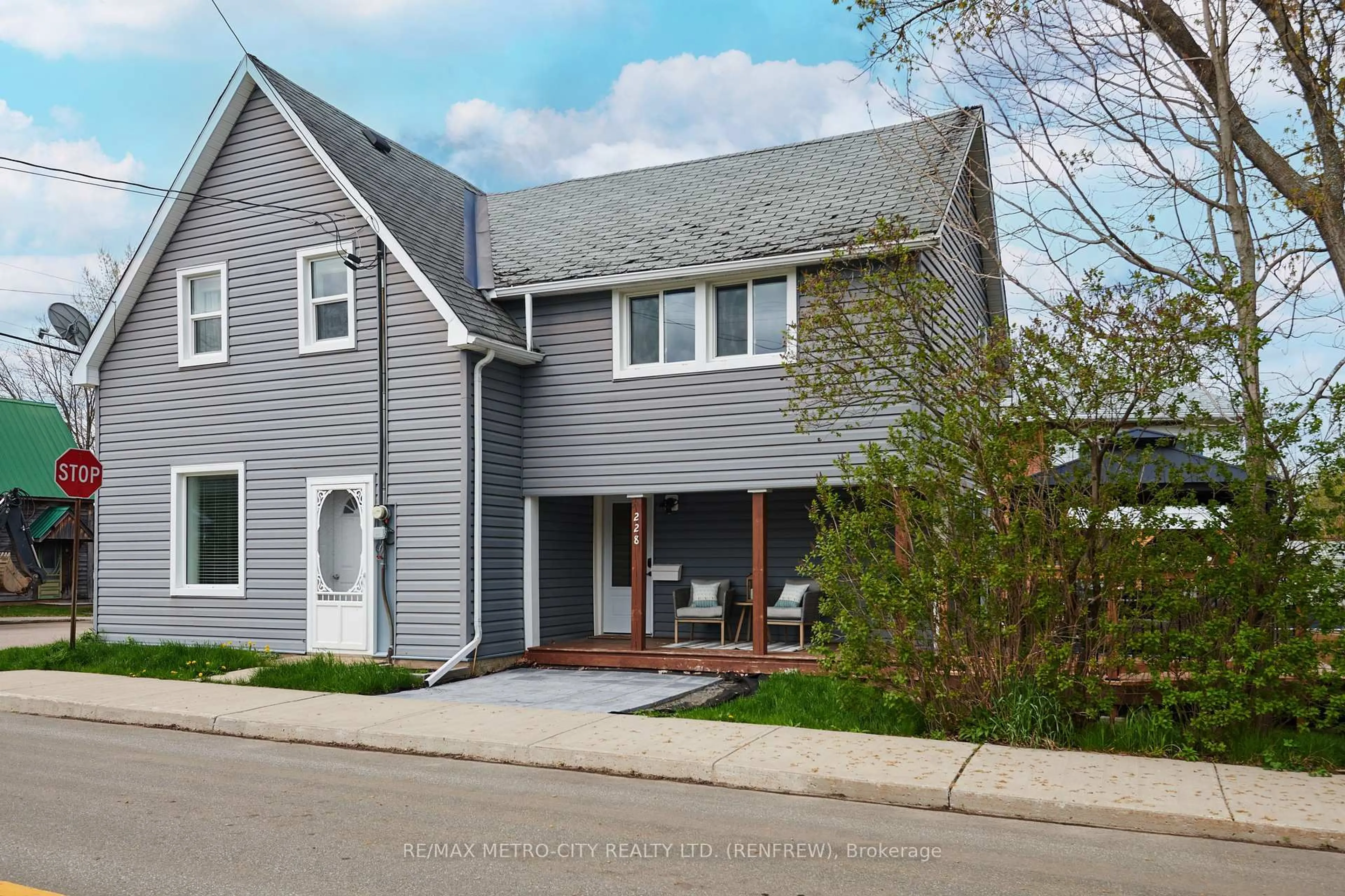 Home with vinyl exterior material, street for 228 Arnprior Ave, Renfrew Ontario K7V 3A1