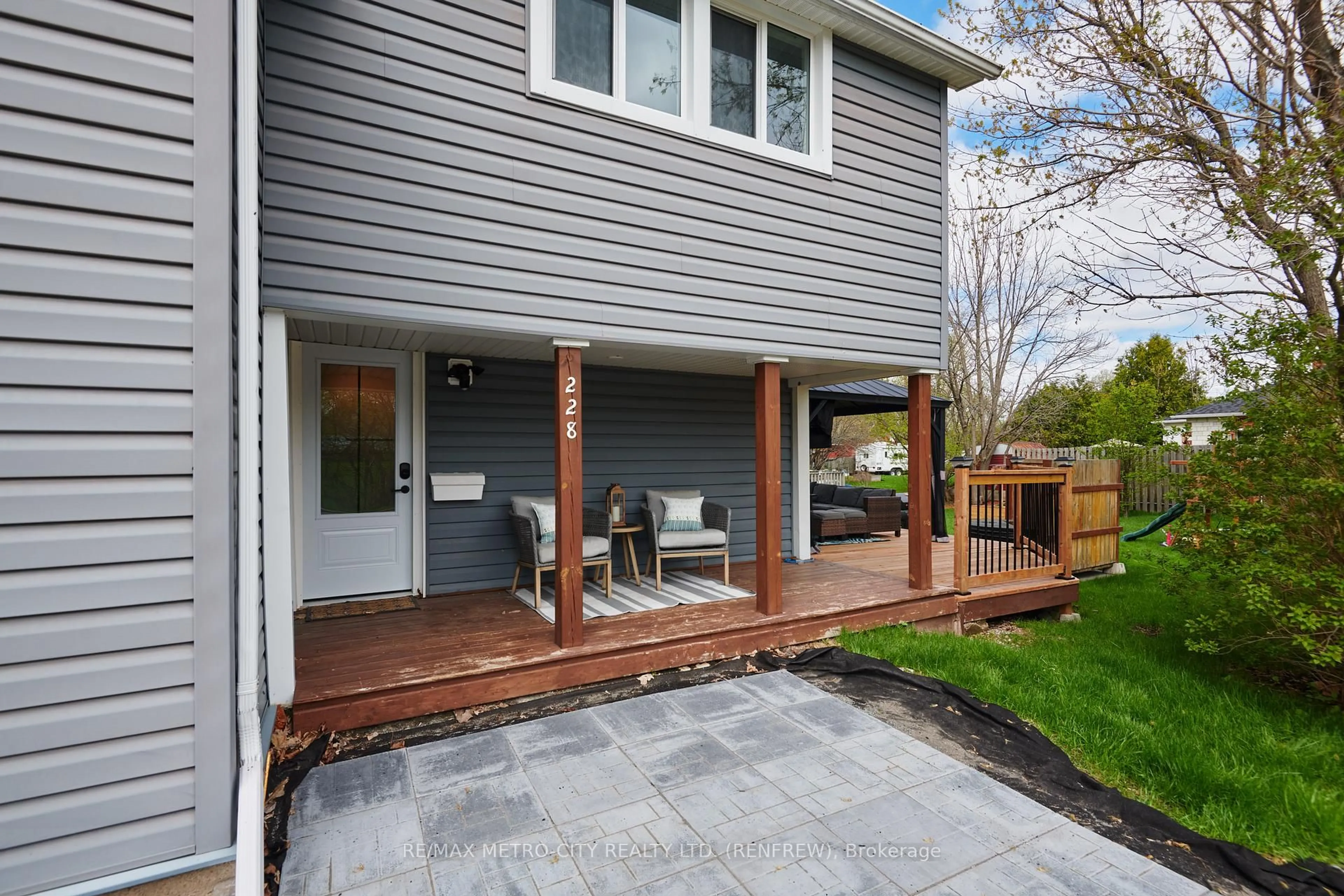 Patio, street for 228 Arnprior Ave, Renfrew Ontario K7V 3A1