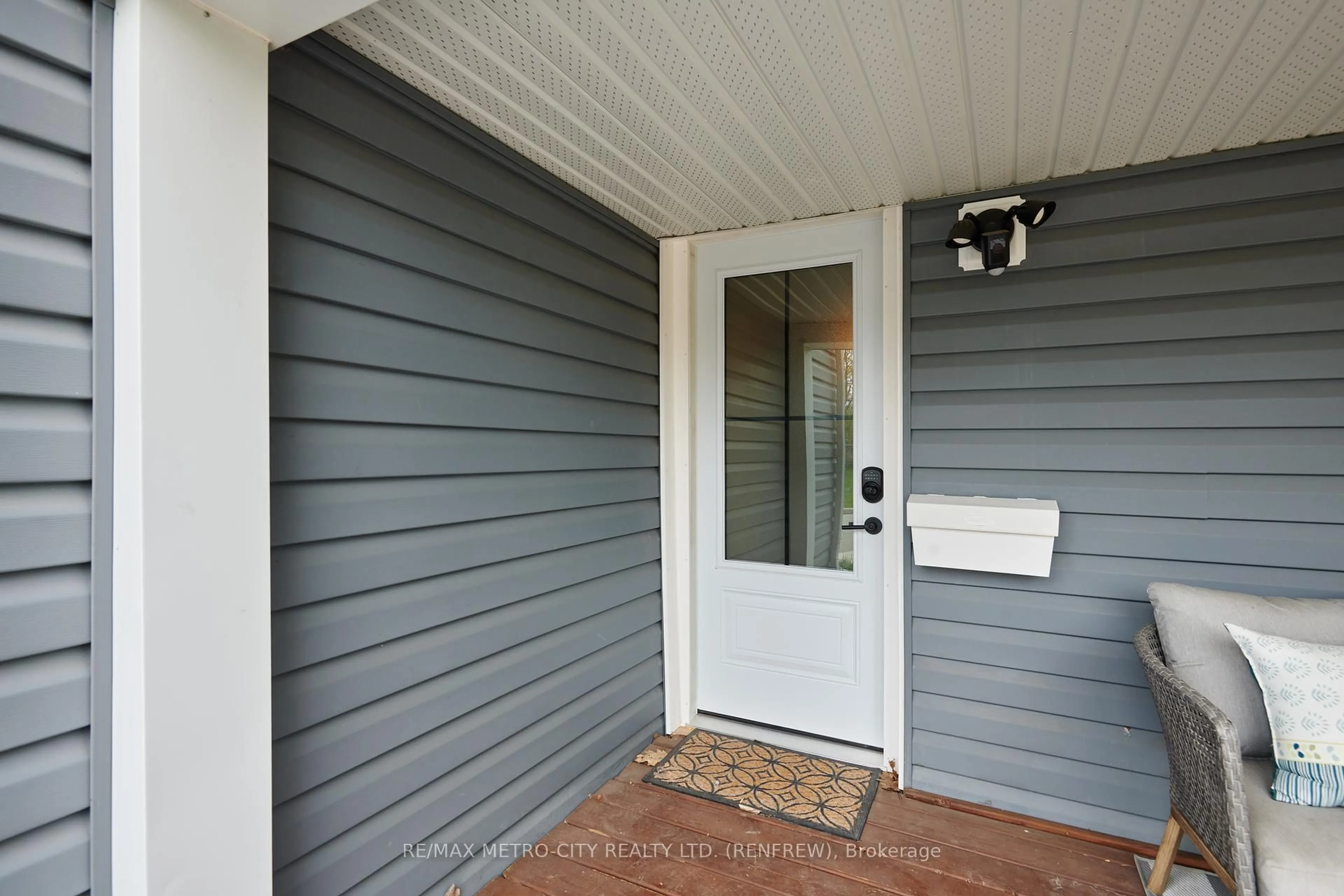 Indoor entryway for 228 Arnprior Ave, Renfrew Ontario K7V 3A1