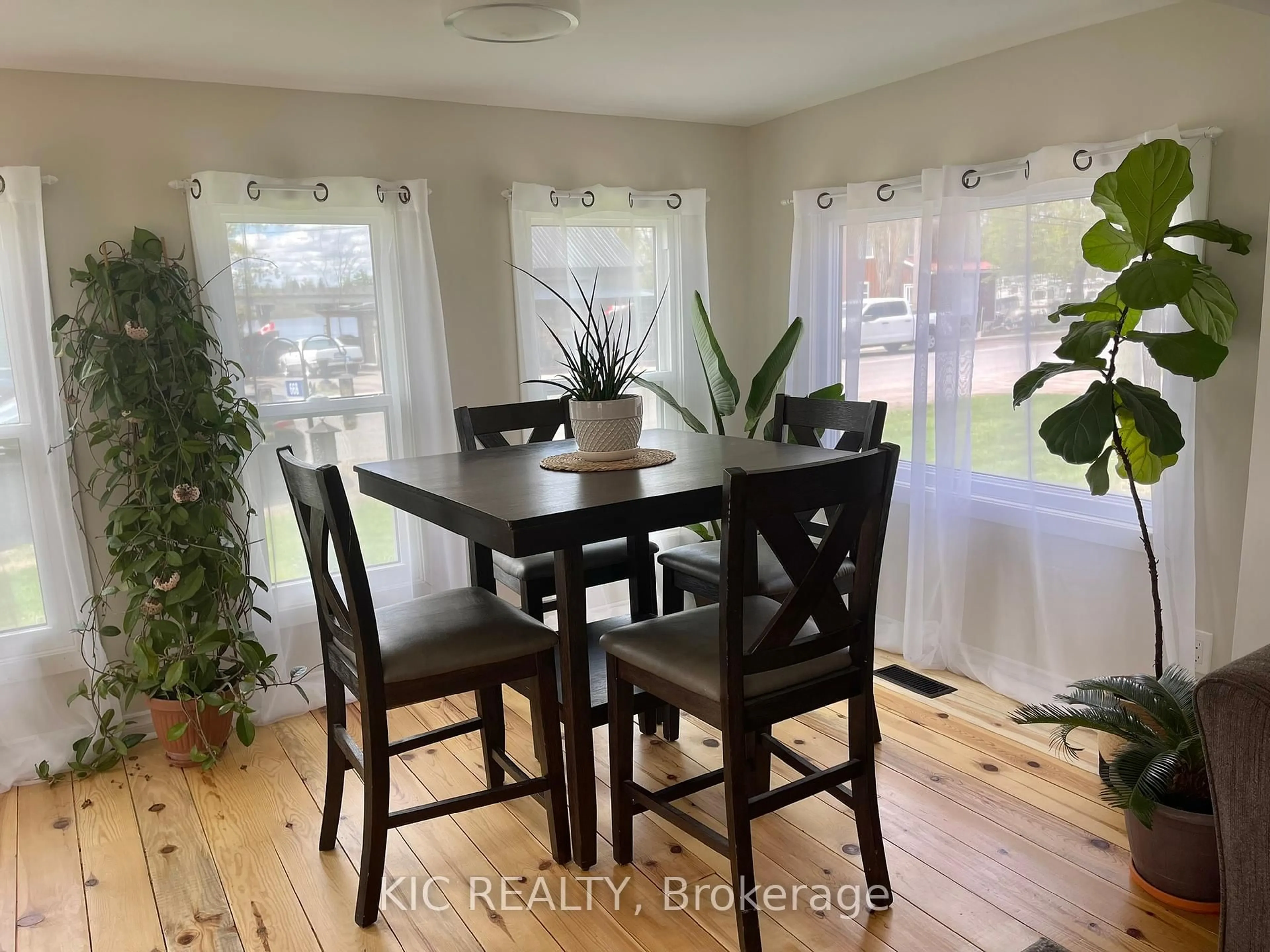Dining room, wood/laminate floor for 668 Church St, Trent Hills Ontario K0L 2Z0