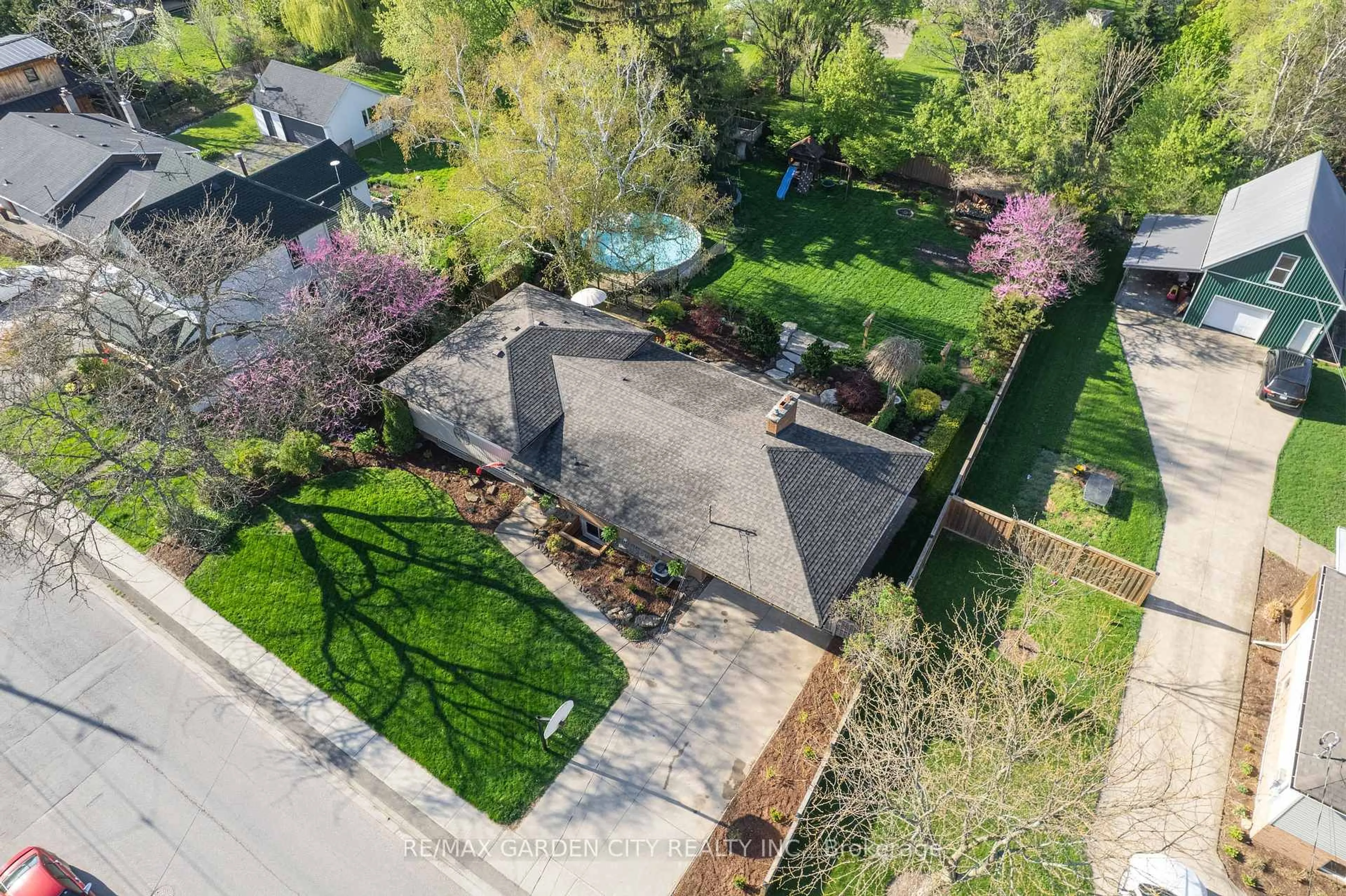 A pic from outside/outdoor area/front of a property/back of a property/a pic from drone, street for 2730 Prince William St, Lincoln Ontario L0R 1S0