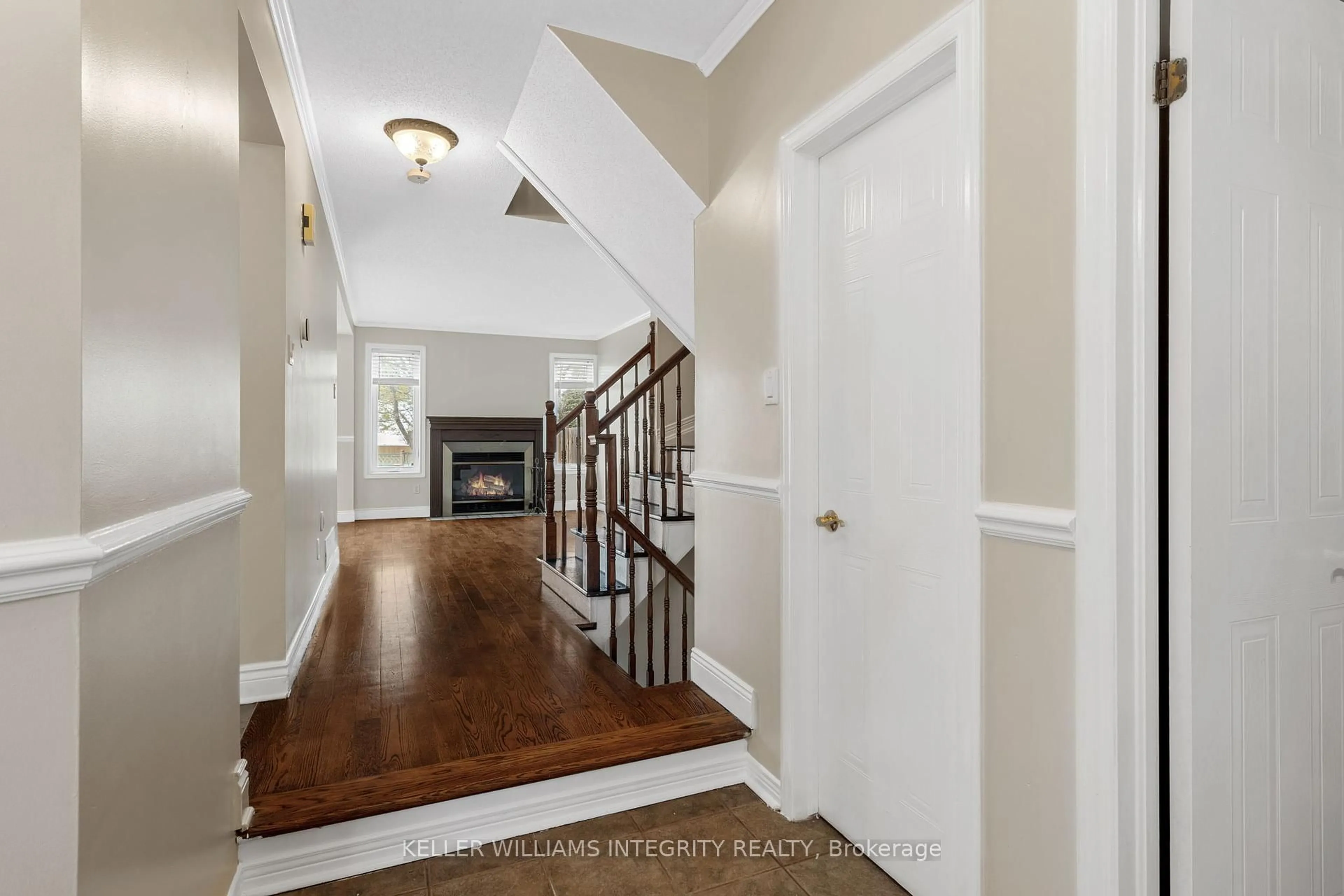 Indoor foyer for 1450 Corsham Ave, Ottawa Ontario K4A 3M5