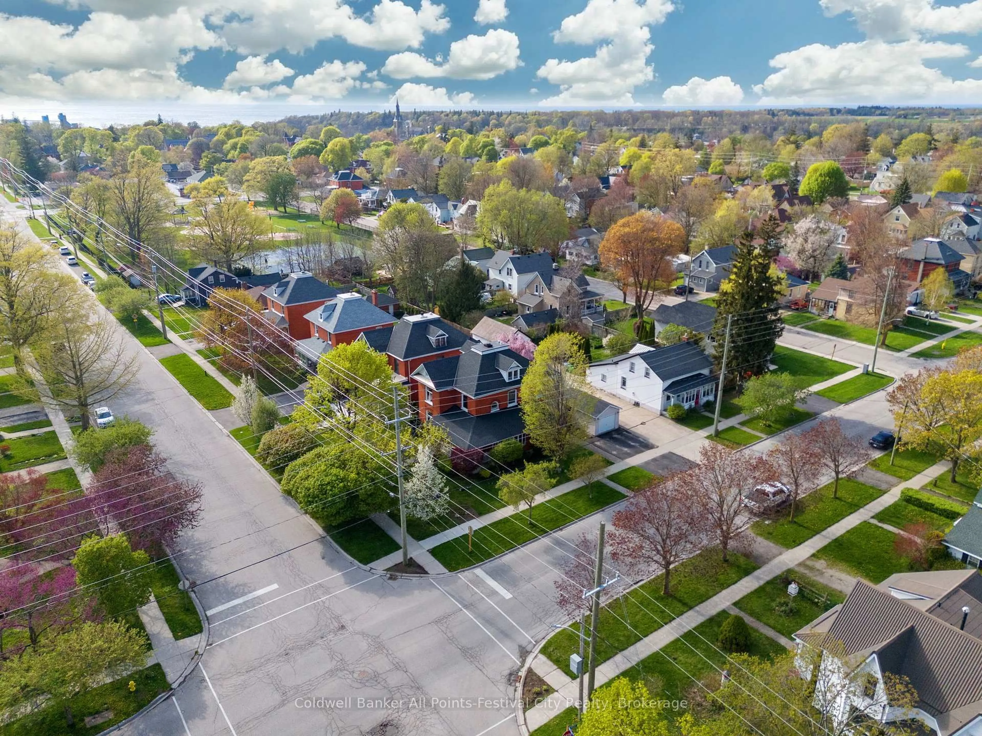 A pic from outside/outdoor area/front of a property/back of a property/a pic from drone, street for 133 Nelson St, Goderich Ontario N7A 1S1