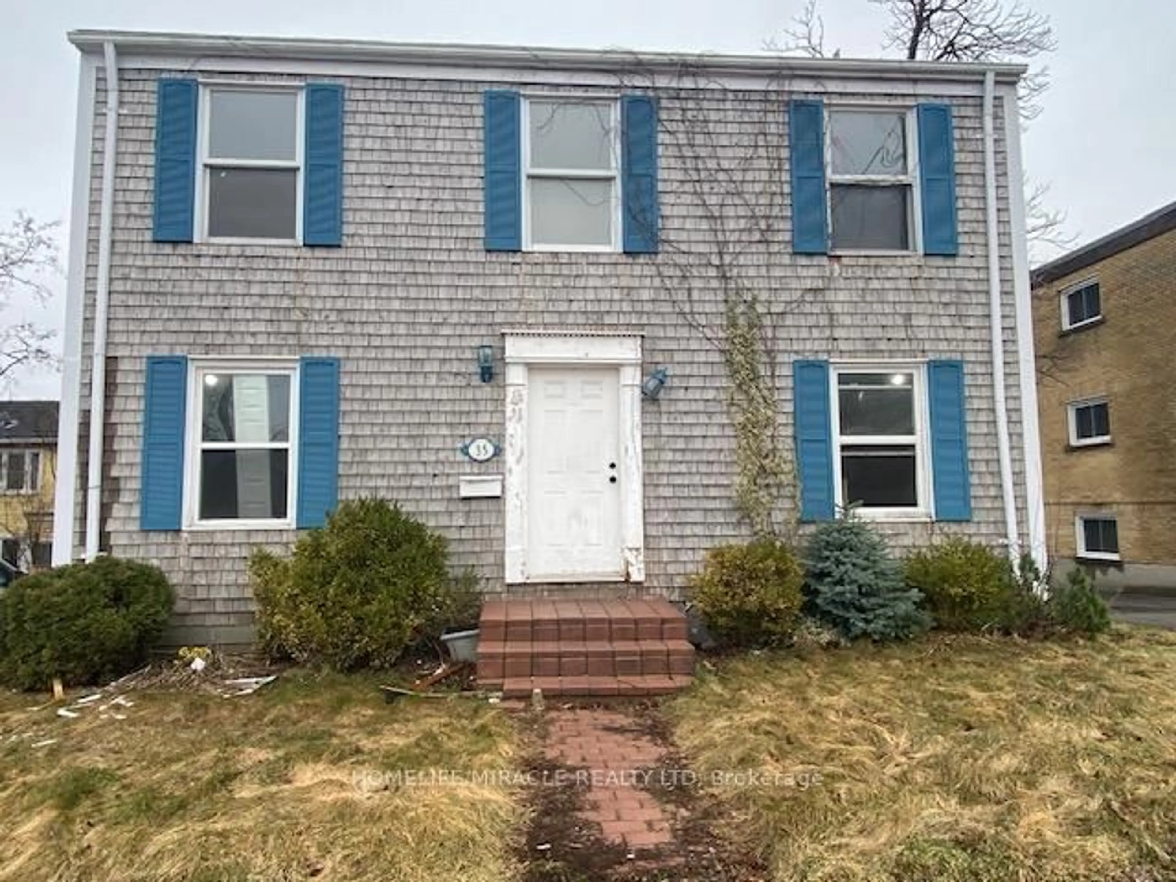Home with vinyl exterior material, street for 35 Bridge St, Belleville Ontario K8P 1H9