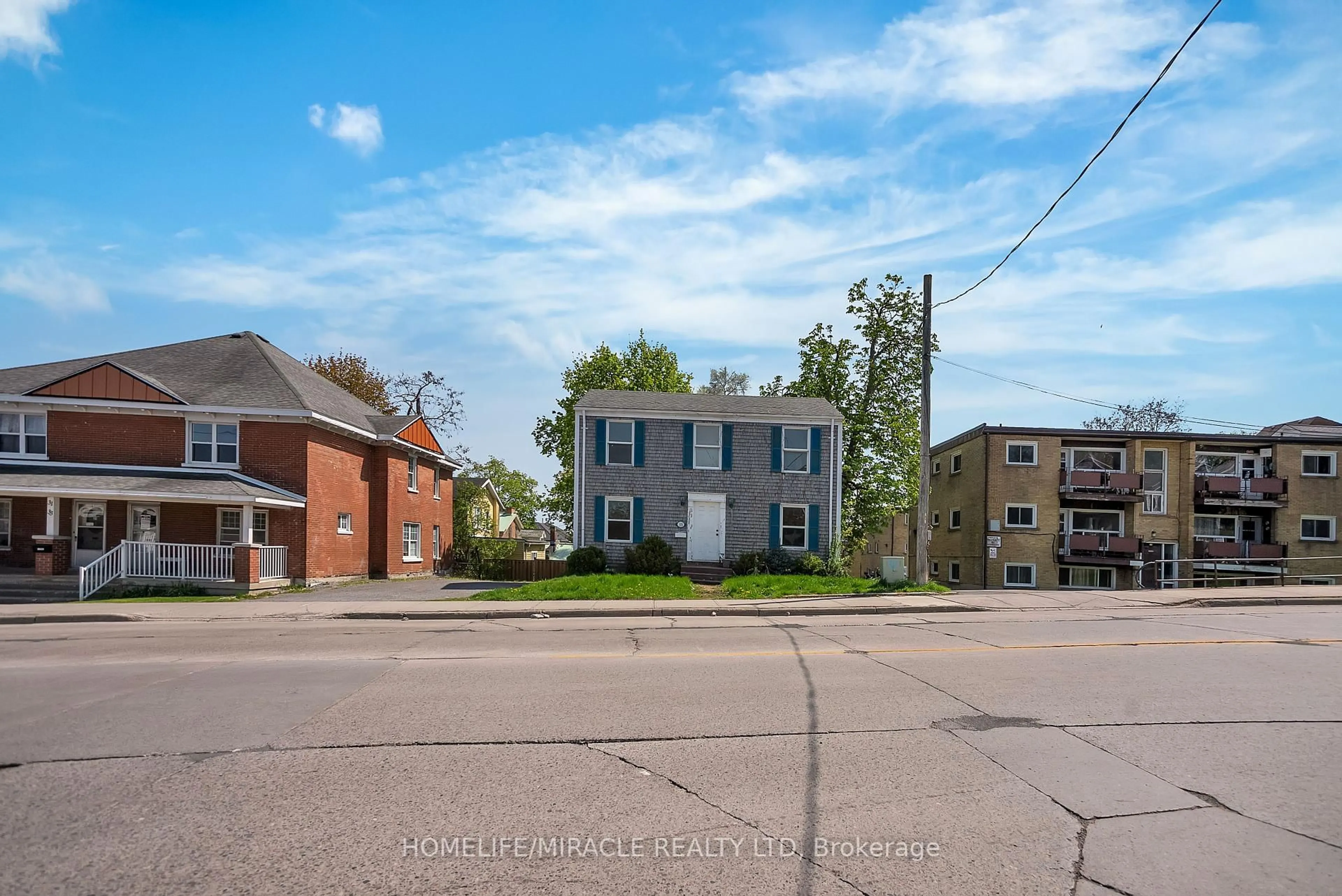 A pic from outside/outdoor area/front of a property/back of a property/a pic from drone, street for 35 Bridge St, Belleville Ontario K8P 1H9
