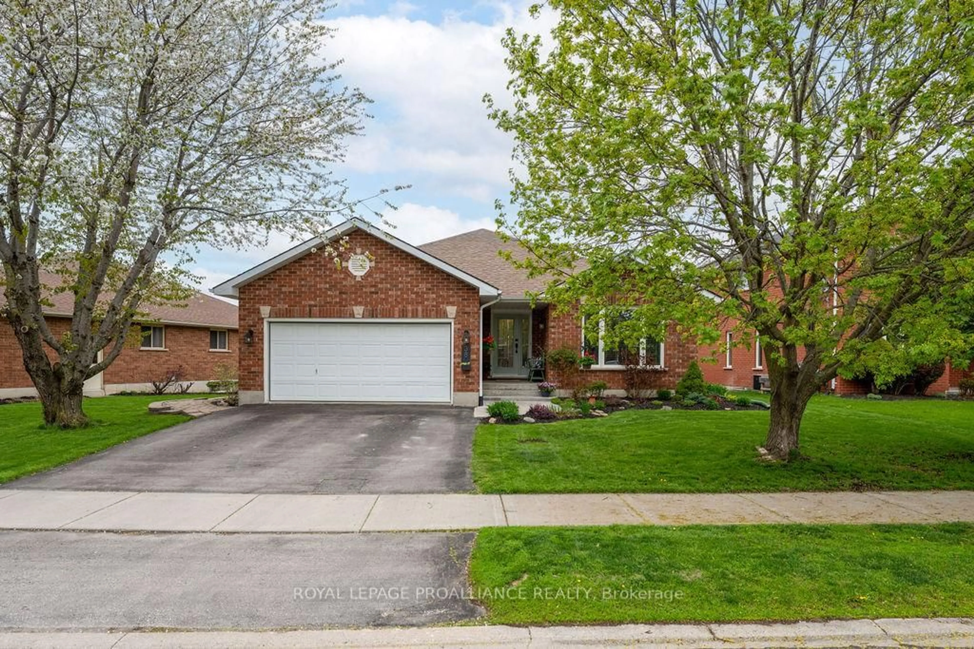 Home with brick exterior material, street for 38 Oak Ridge Blvd, Belleville Ontario K8N 5W1
