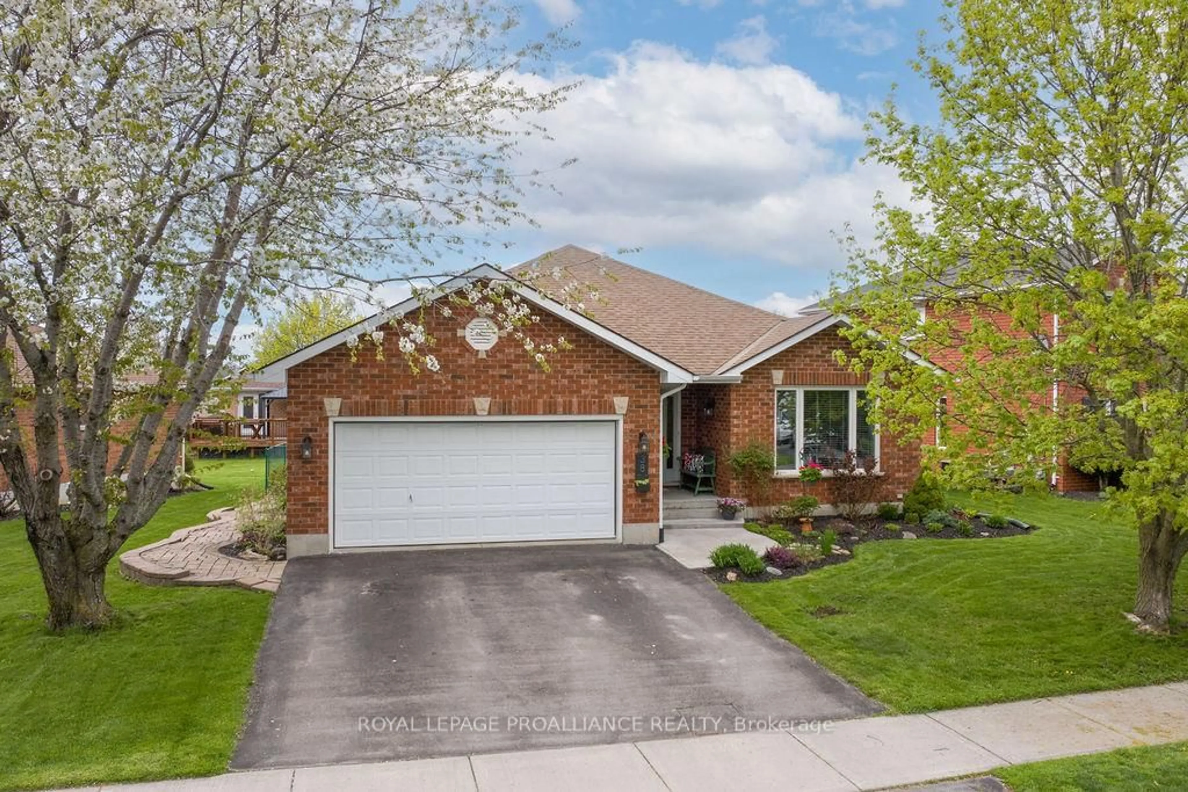 Home with brick exterior material, street for 38 Oak Ridge Blvd, Belleville Ontario K8N 5W1
