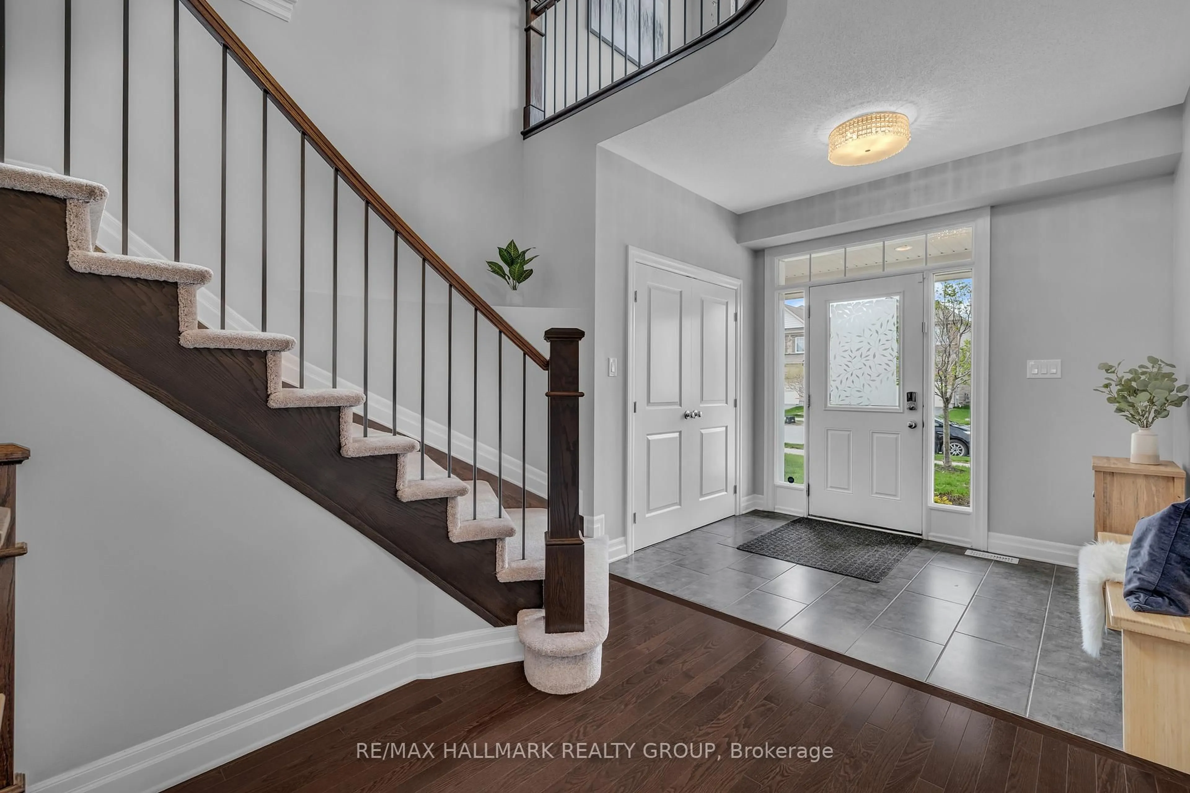 Indoor entryway for 565 Rouncey Rd, Ottawa Ontario K2S 1B6