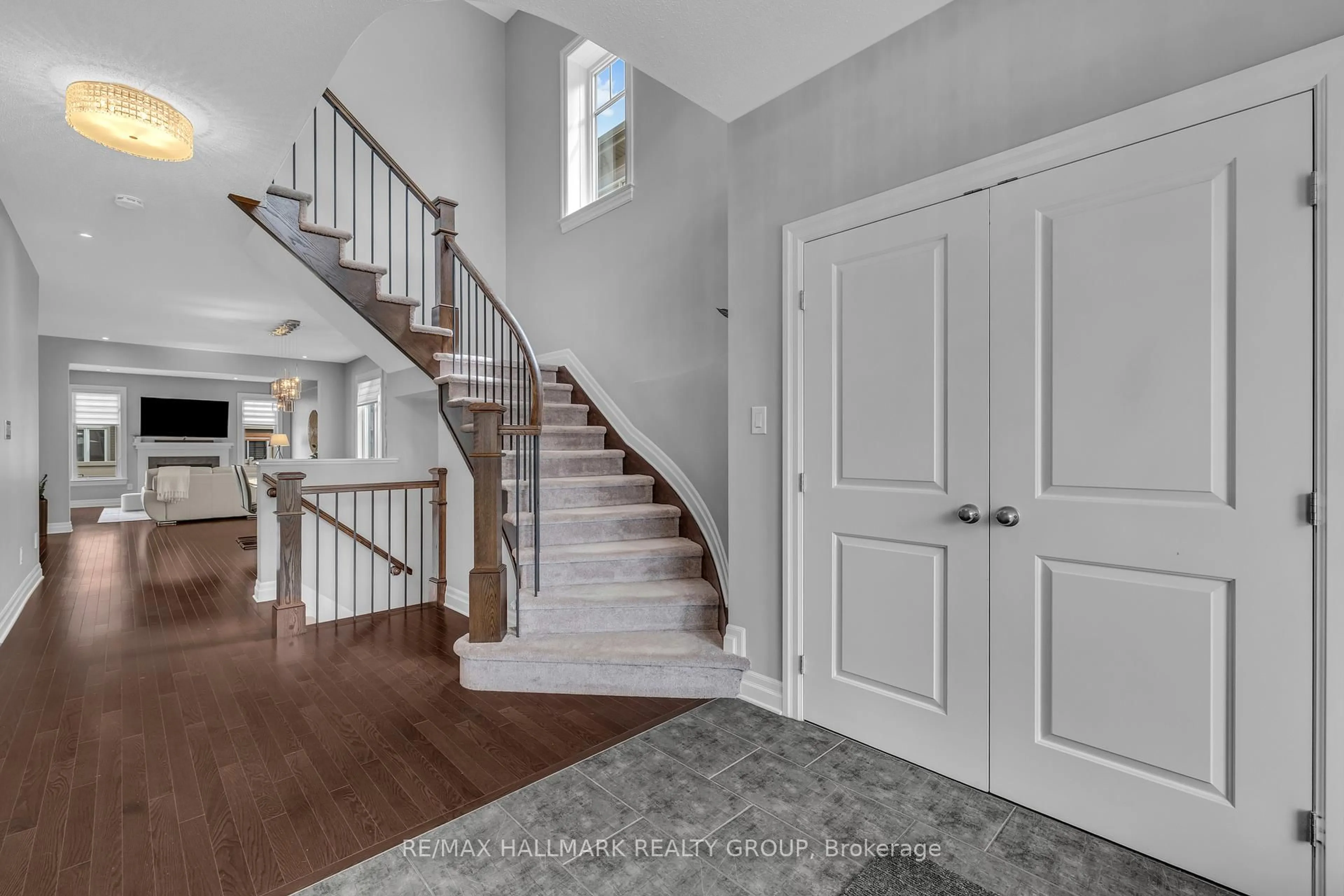 Indoor entryway for 565 Rouncey Rd, Ottawa Ontario K2S 1B6