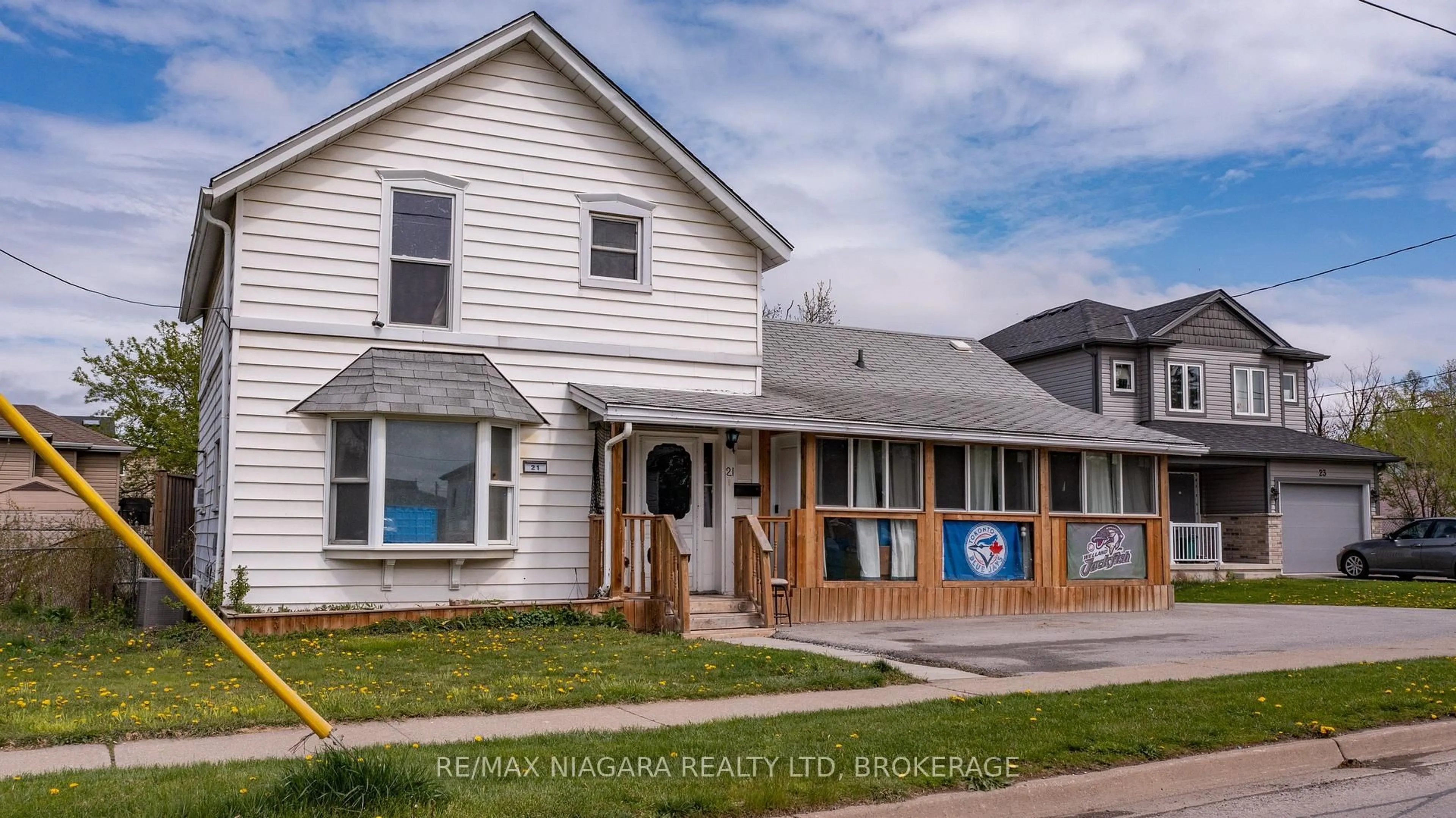 Home with vinyl exterior material, street for 21 LINCOLN Ave, St. Catharines Ontario L2P 2C7