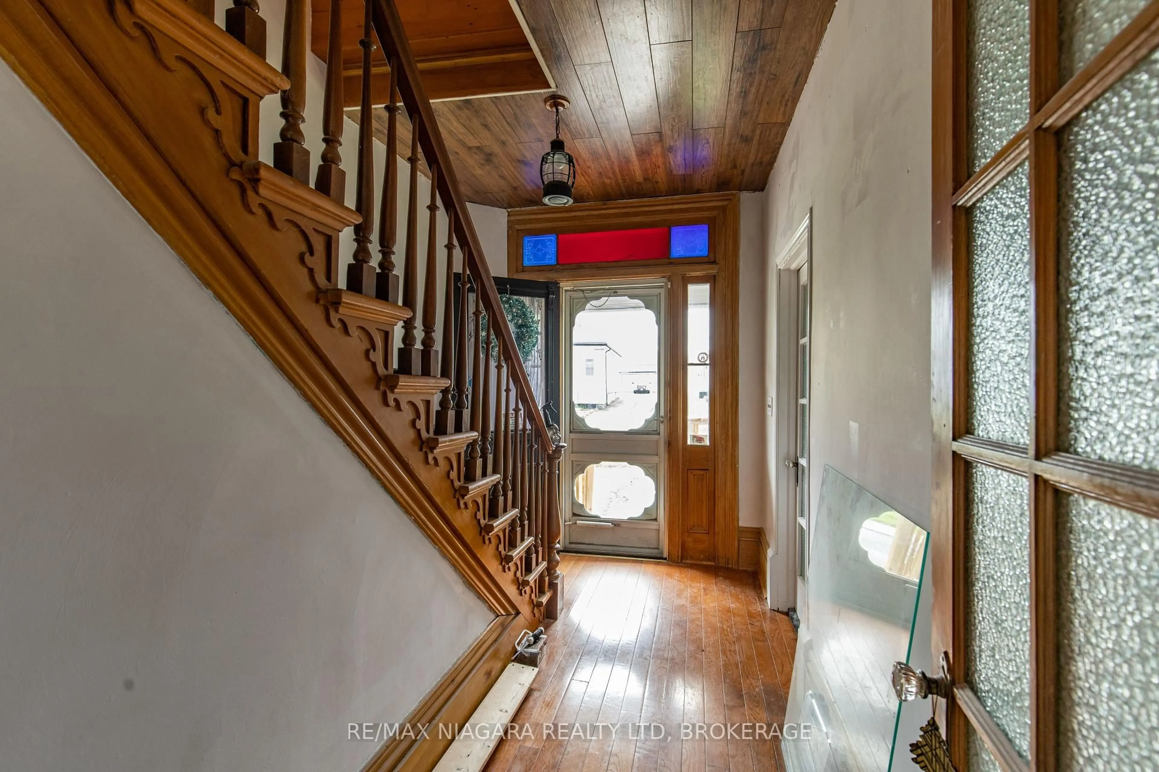 Indoor entryway for 21 LINCOLN Ave, St. Catharines Ontario L2P 2C7