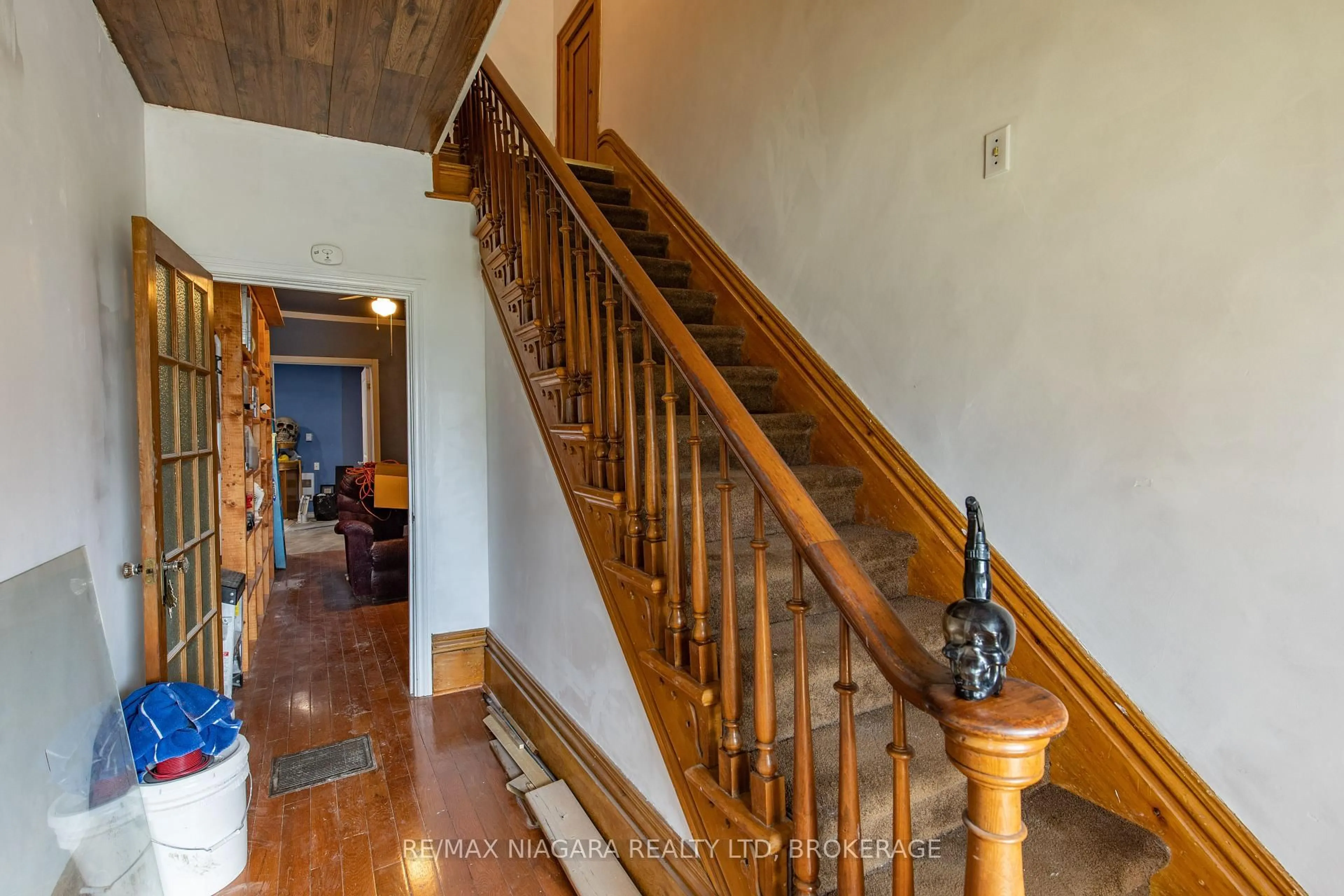 Indoor foyer for 21 LINCOLN Ave, St. Catharines Ontario L2P 2C7